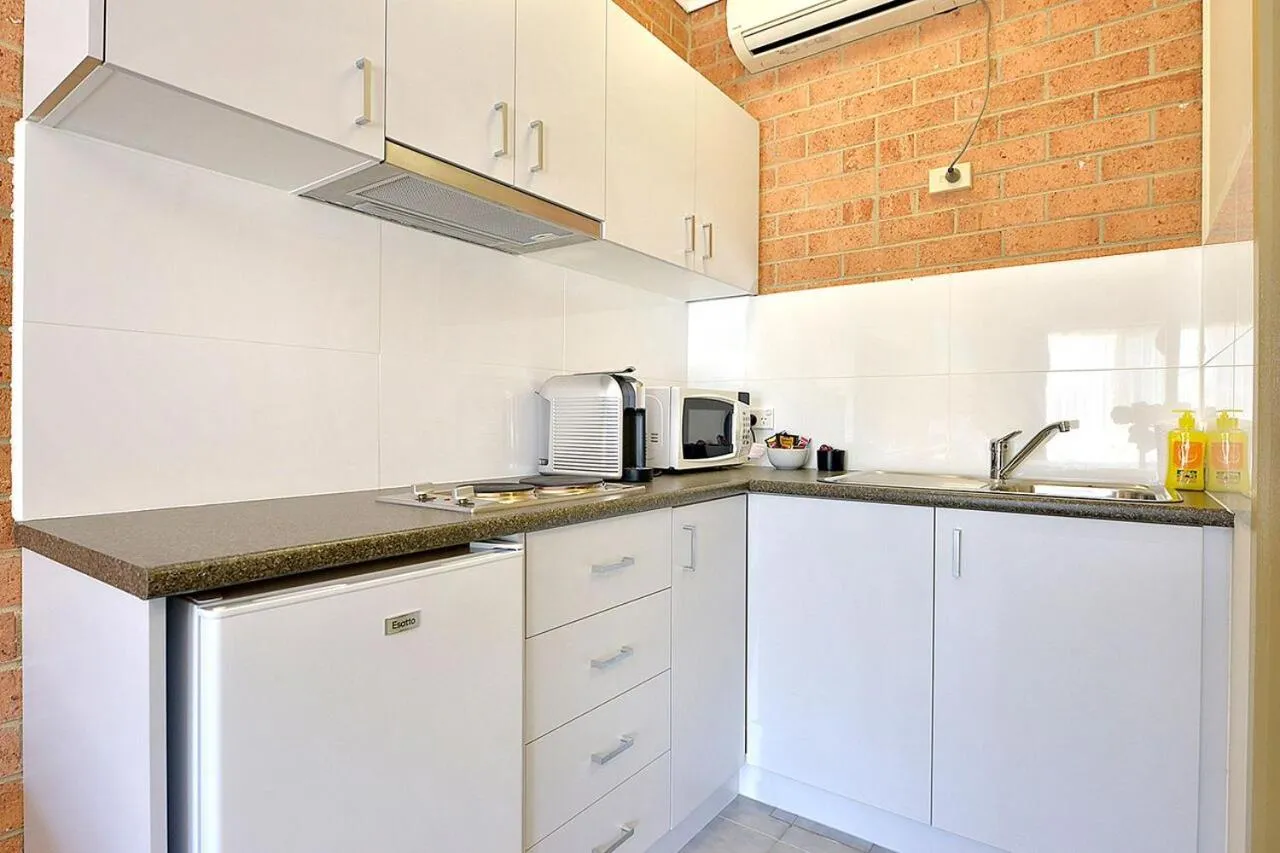 Kitchen or kitchenette in Cranbourne Motor Inn