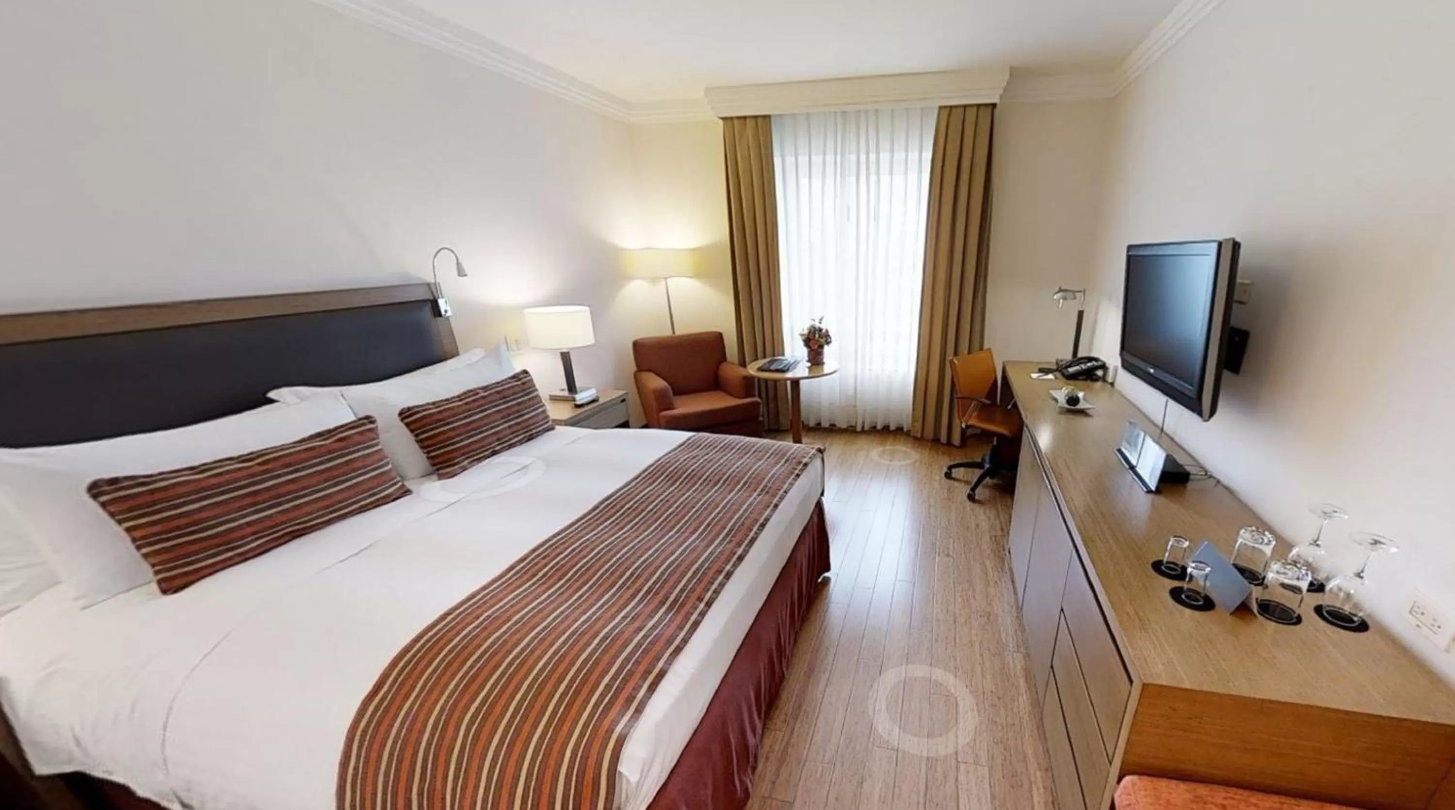 Photo of the whole room, Bed in Hotel Intercontinental Cali by IHG