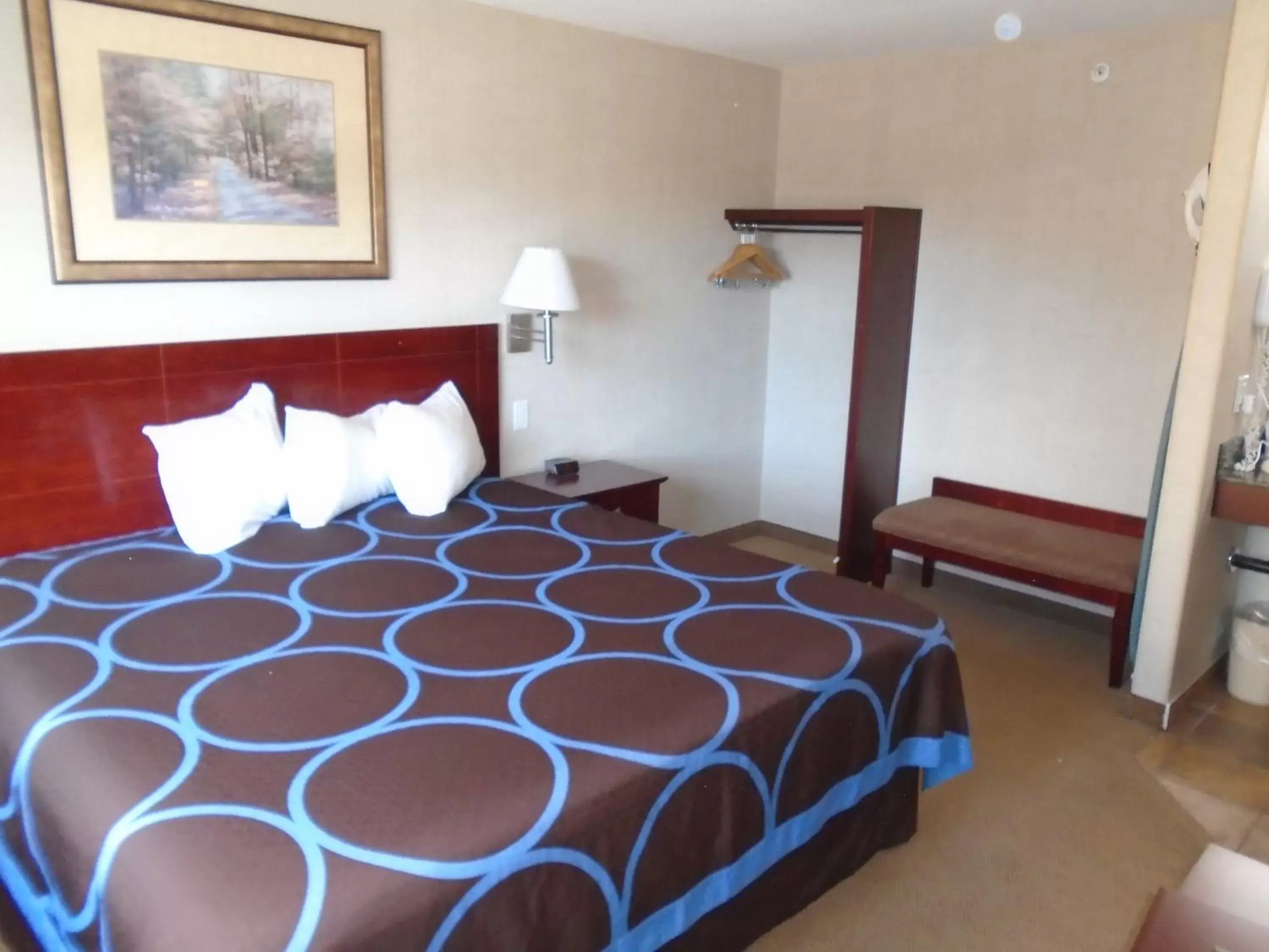 King Room - Non-Smoking in Super 8 by Wyndham Red Deer City Centre King Room - Non-Smoking in Super 8 by Wyndham Red Deer City Centre