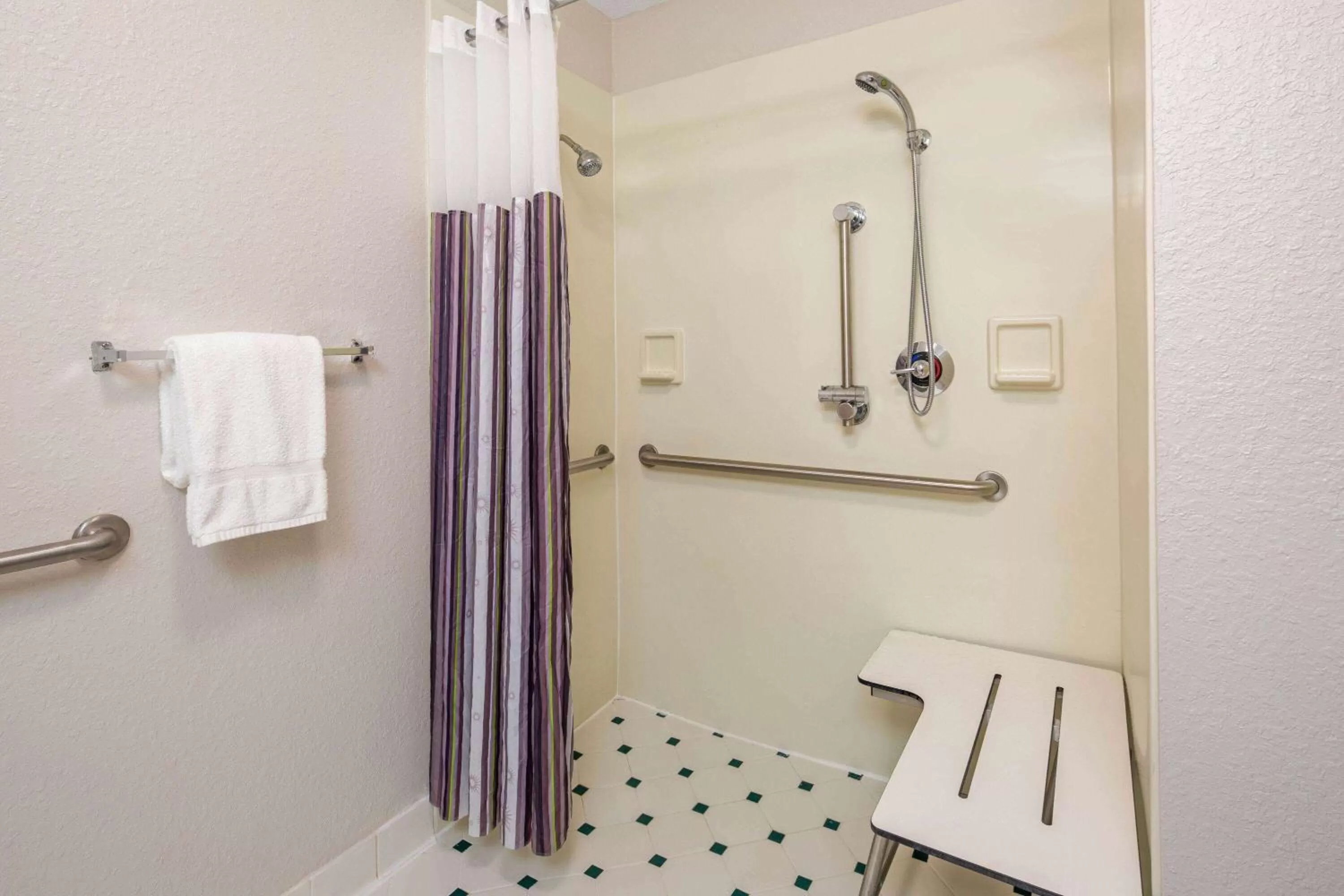 Shower in La Quinta by Wyndham Ft. Lauderdale Plantation
