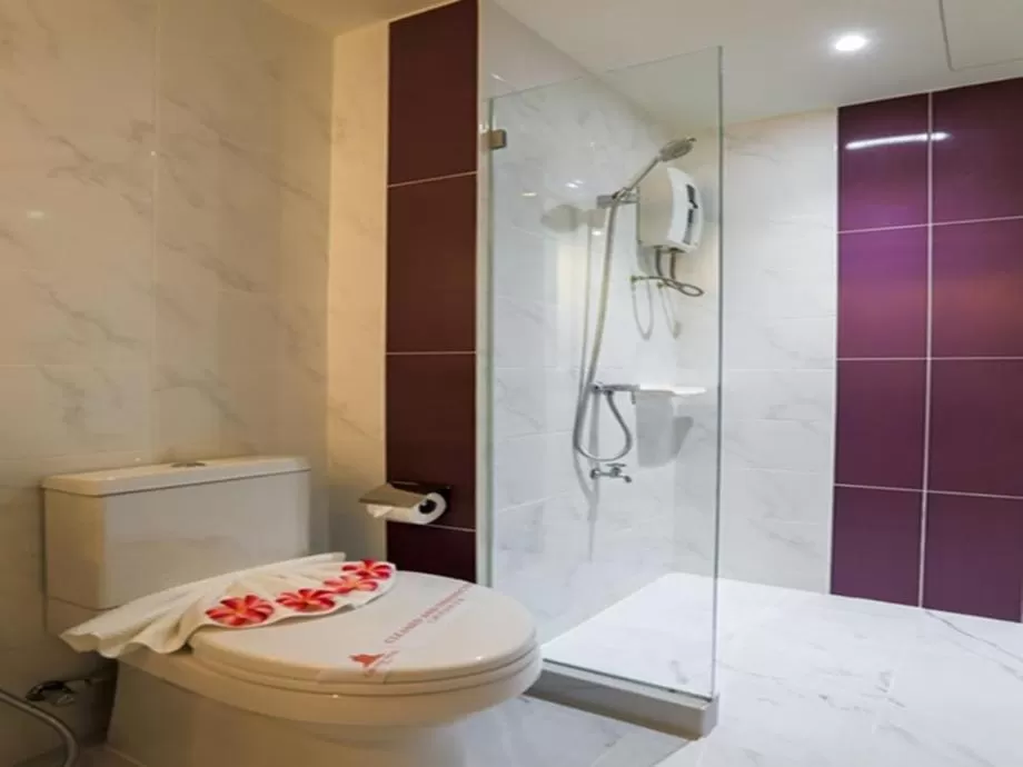 Shower in Grand Pink Hotel Hatyai