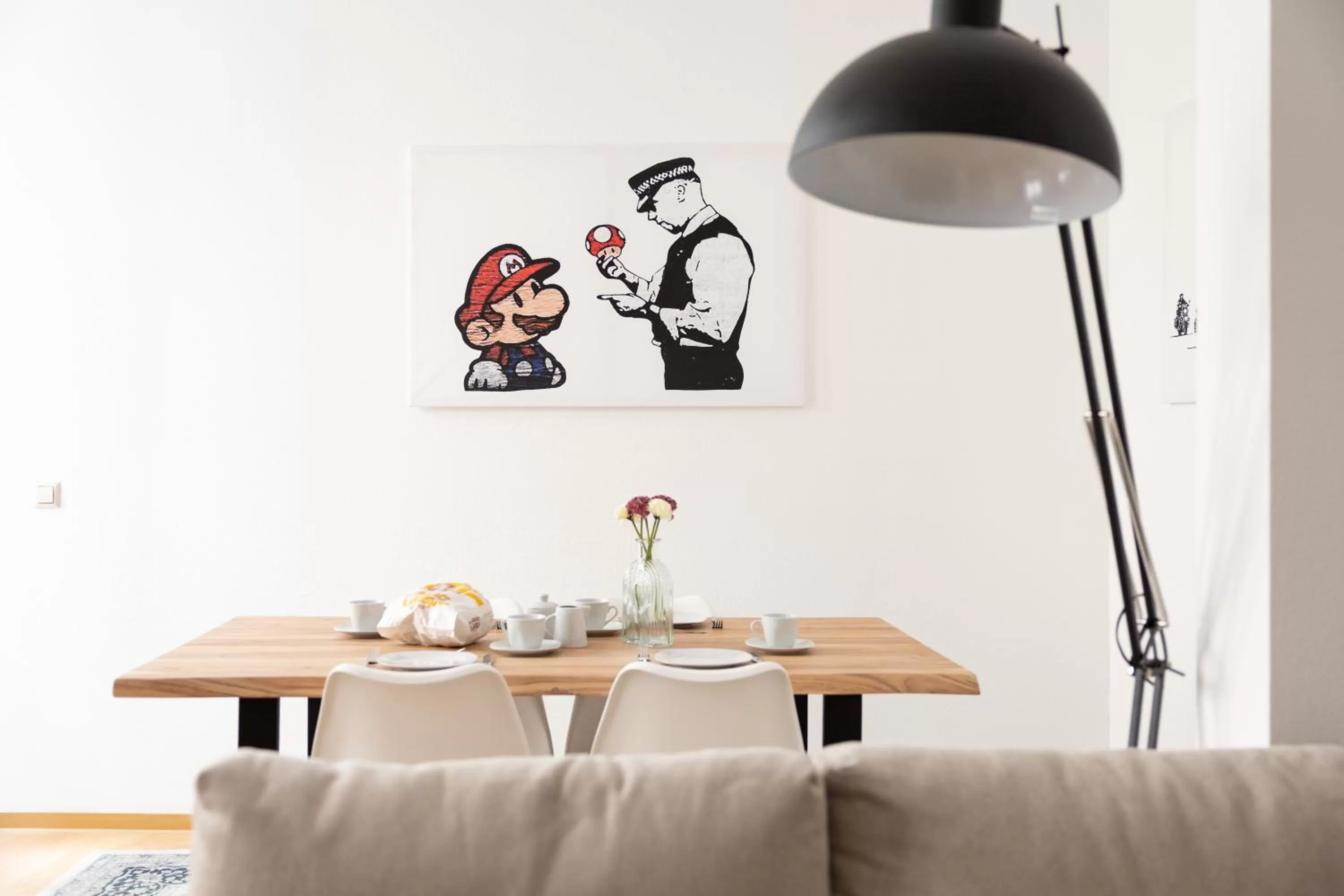 Dining area in Ko-Living Space an der Oper - Street Art Design Apartments