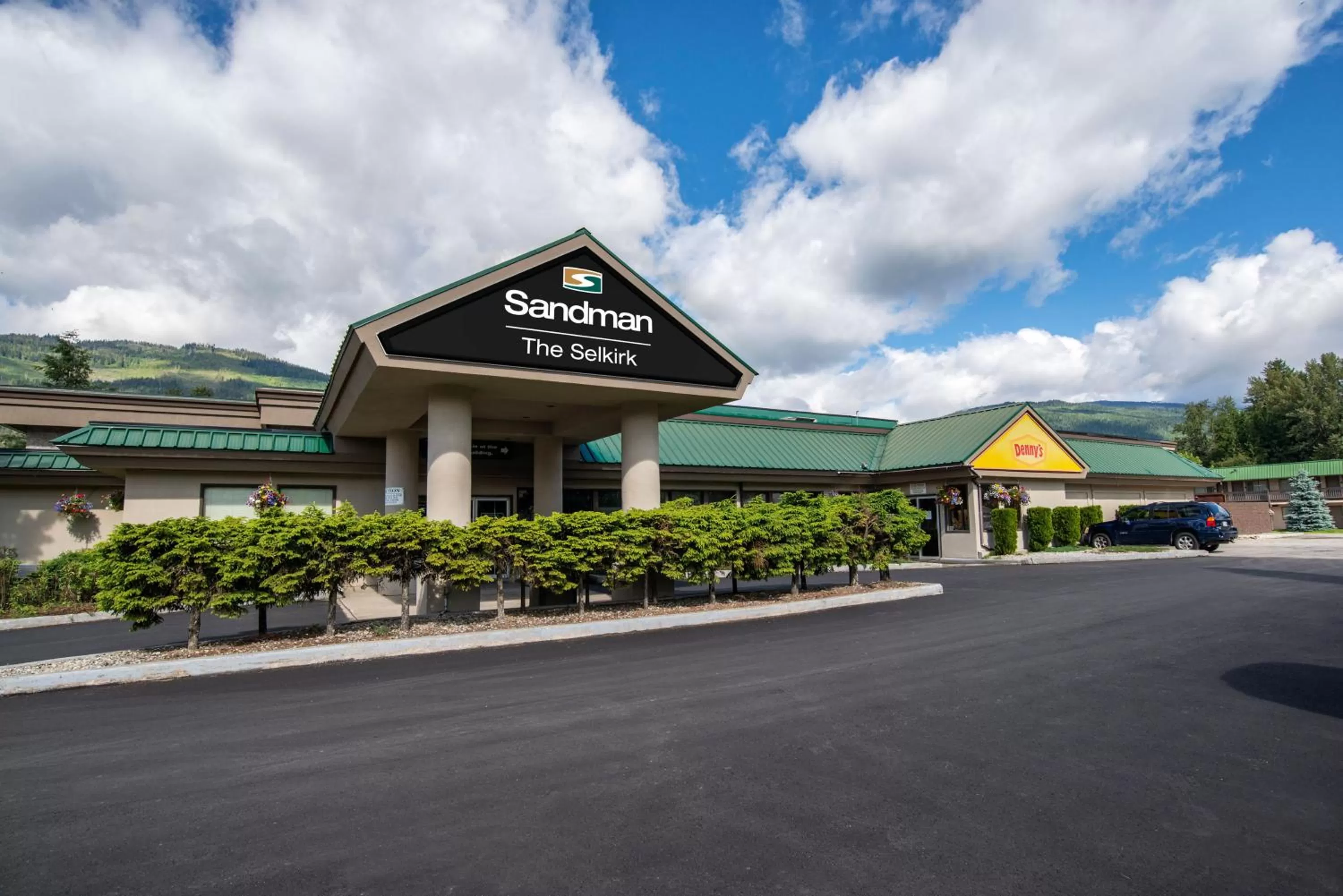 Property building in Sandman Hotel Revelstoke