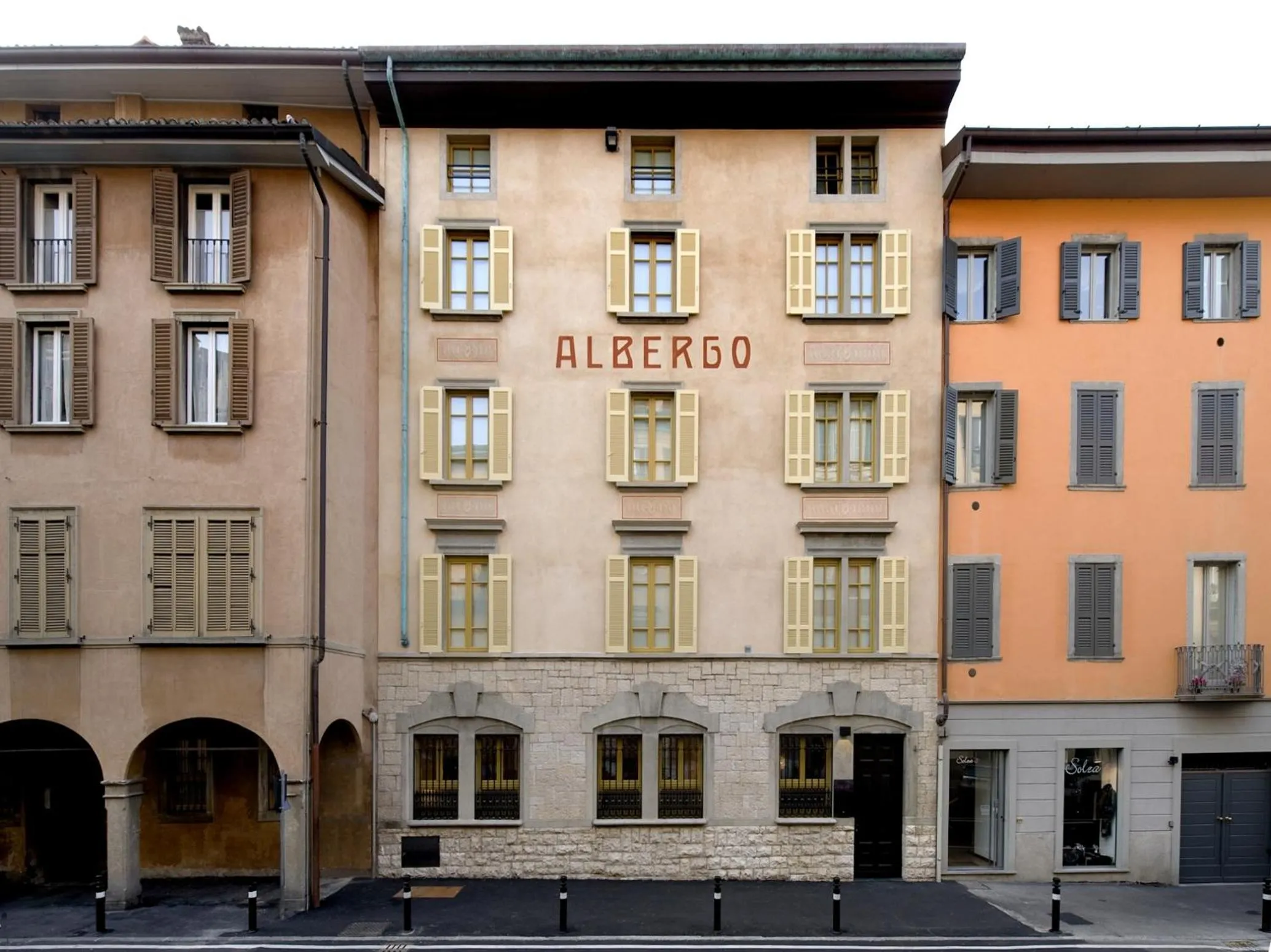 Facade/entrance in Petronilla - Hotel In Bergamo