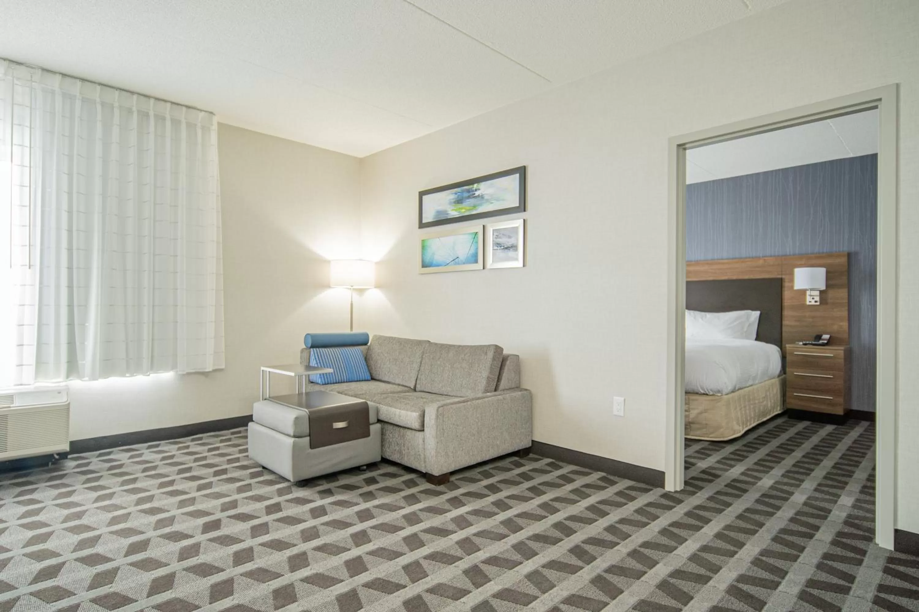 Living room, Bed in TownePlace Suites by Marriott Brantford and Conference Centre