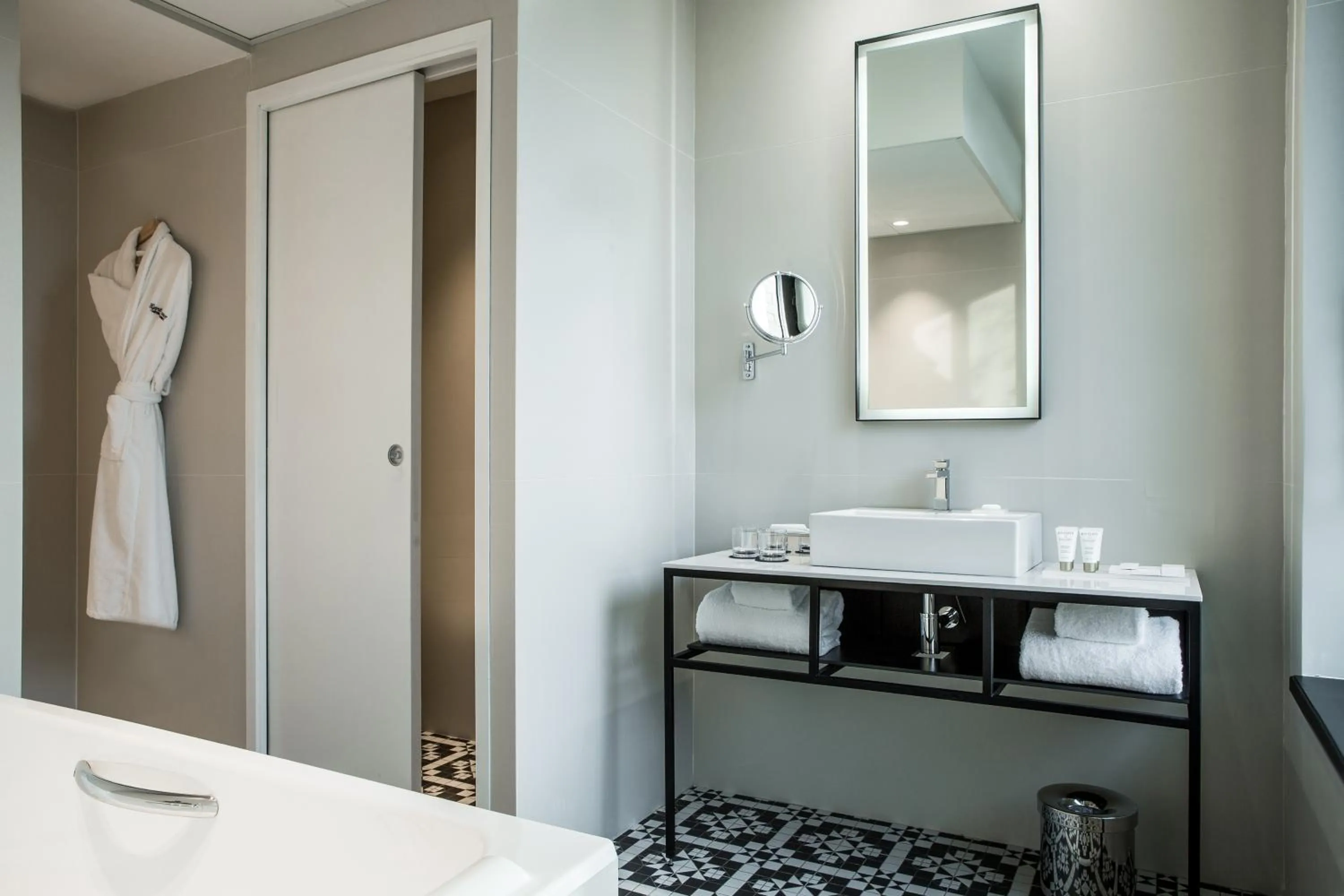 Bathroom, Bed in Hôtel Louvre-Lens - Esprit de France