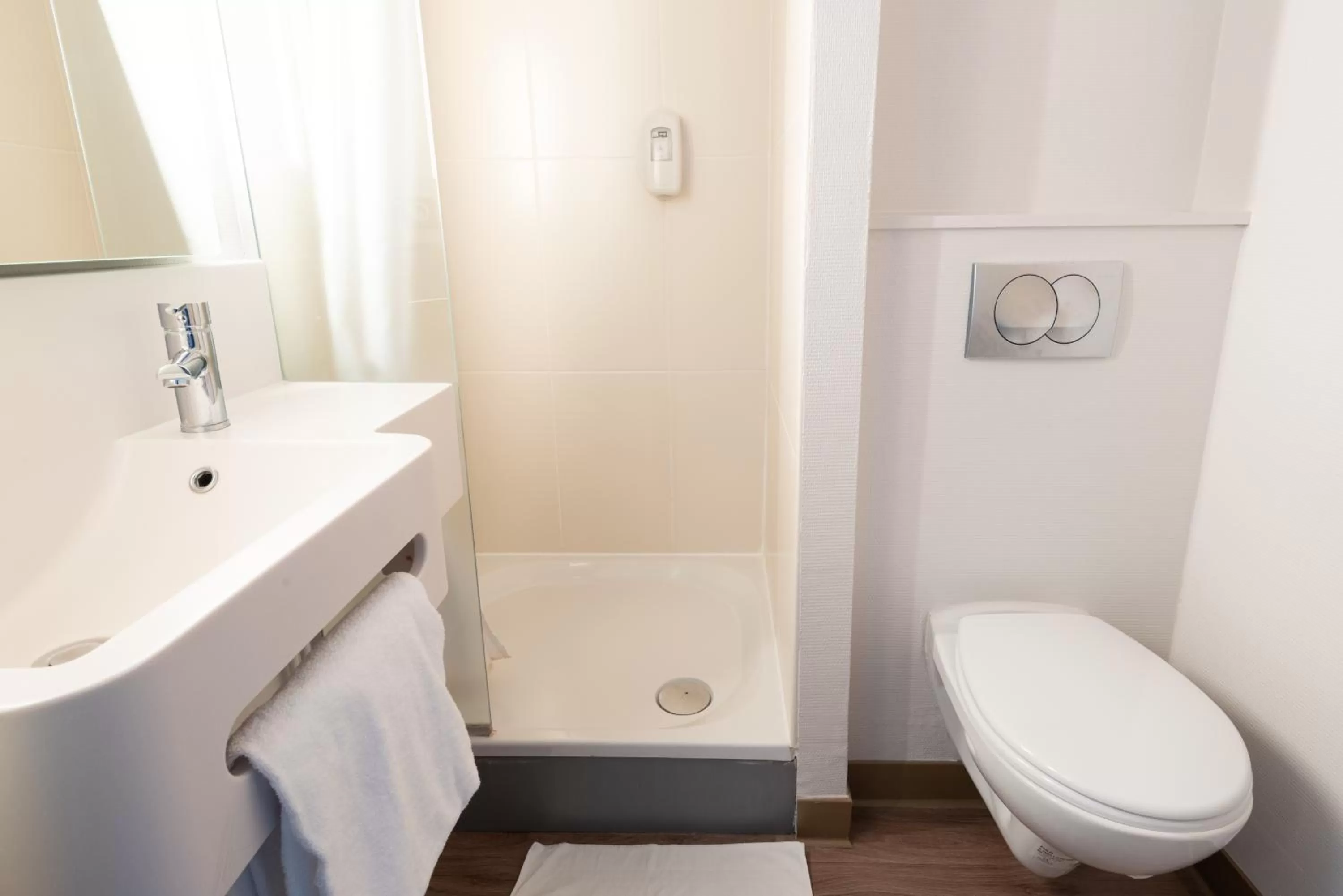 Bathroom in B&B HOTEL Evreux