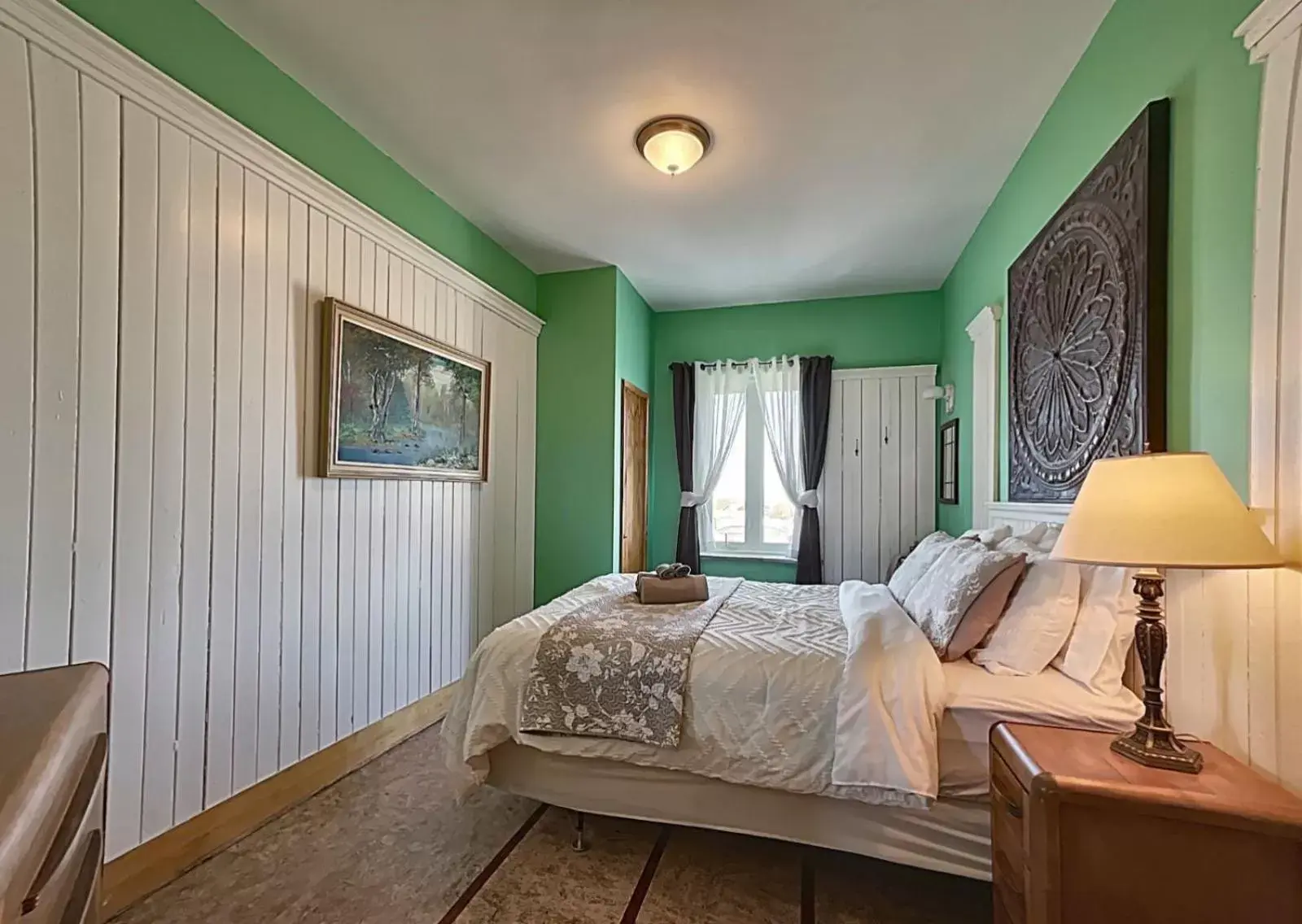 Queen Room with Shared Bathroom in Maison Zacharie Queen Room with Shared Bathroom in Maison Zacharie