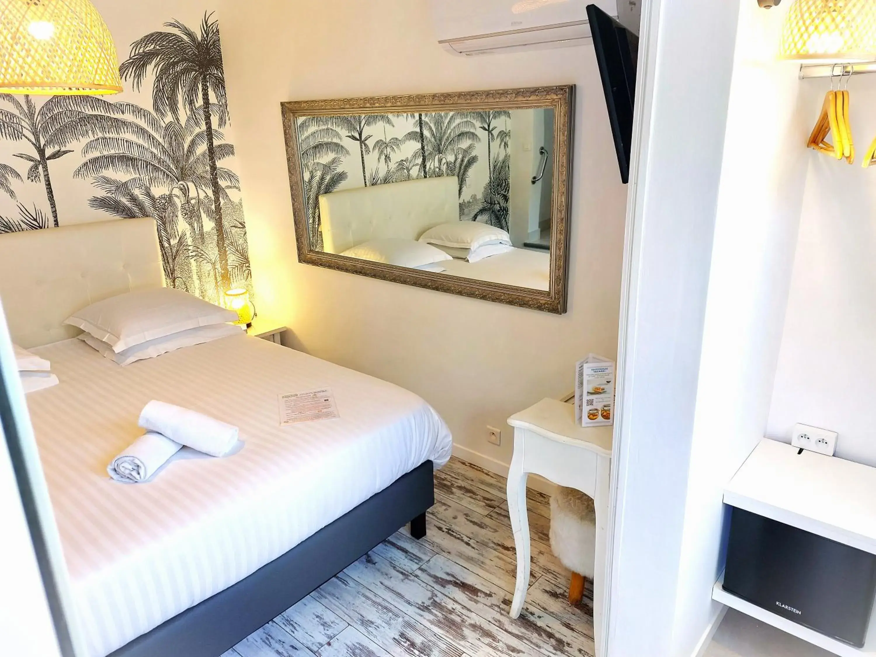 Double Room with Terrace in Les Jardins de Bormes, hôtel adult only avec sauna & jacuzzi Double Room with Terrace in Les Jardins de Bormes, hôtel adult only avec sauna & jacuzzi