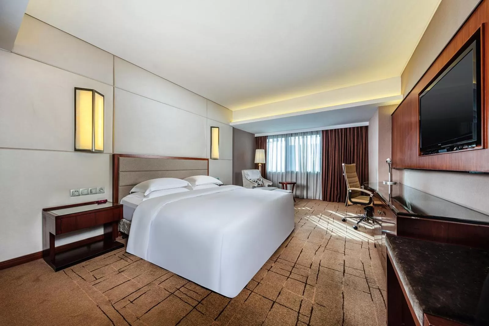Photo of the whole room, Bed in Crowne Plaza Foshan by IHG