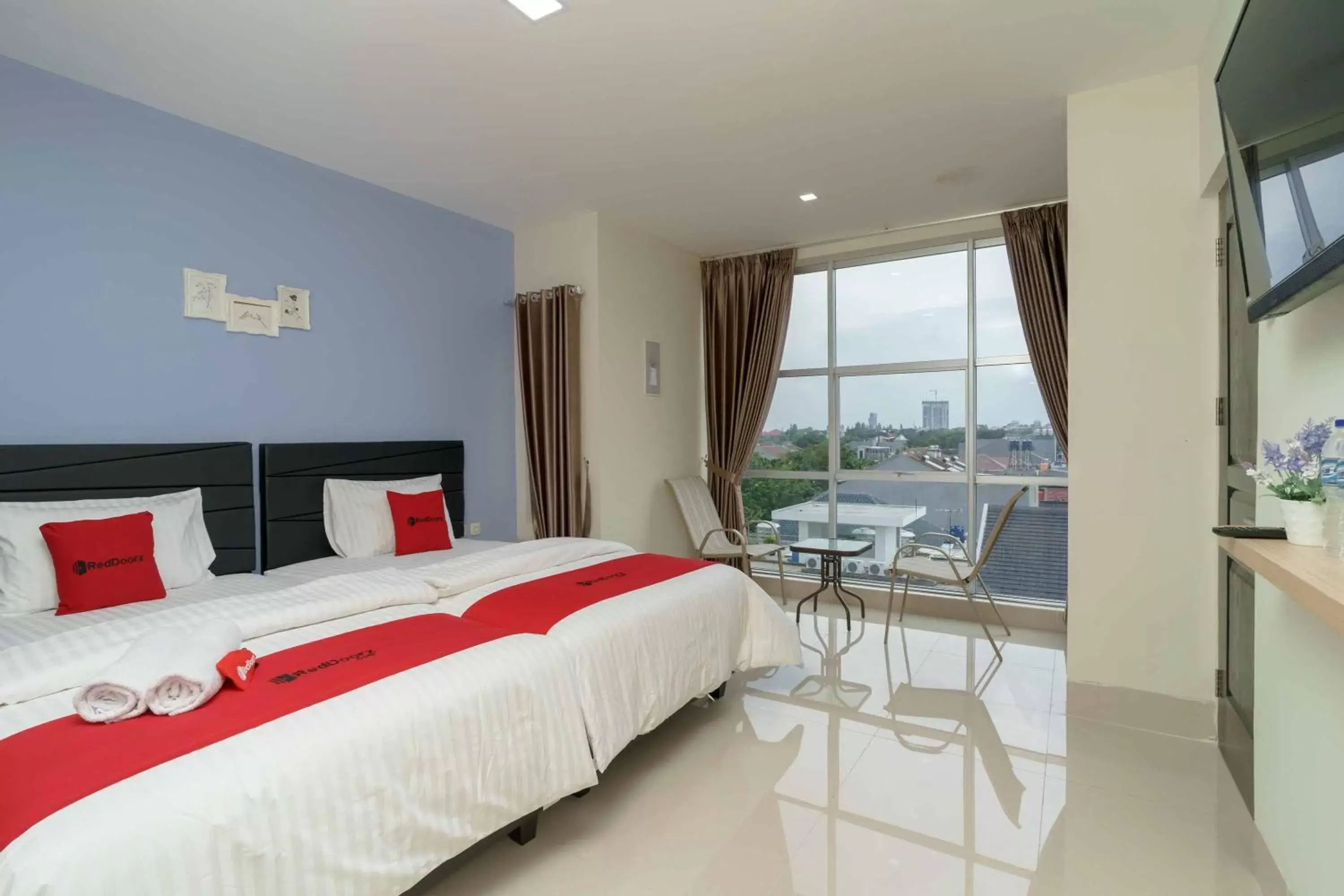 Deluxe Double or Twin Room in RedDoorz Plus near Eka Hospital BSD 5 Deluxe Double or Twin Room in RedDoorz Plus near Eka Hospital BSD 5