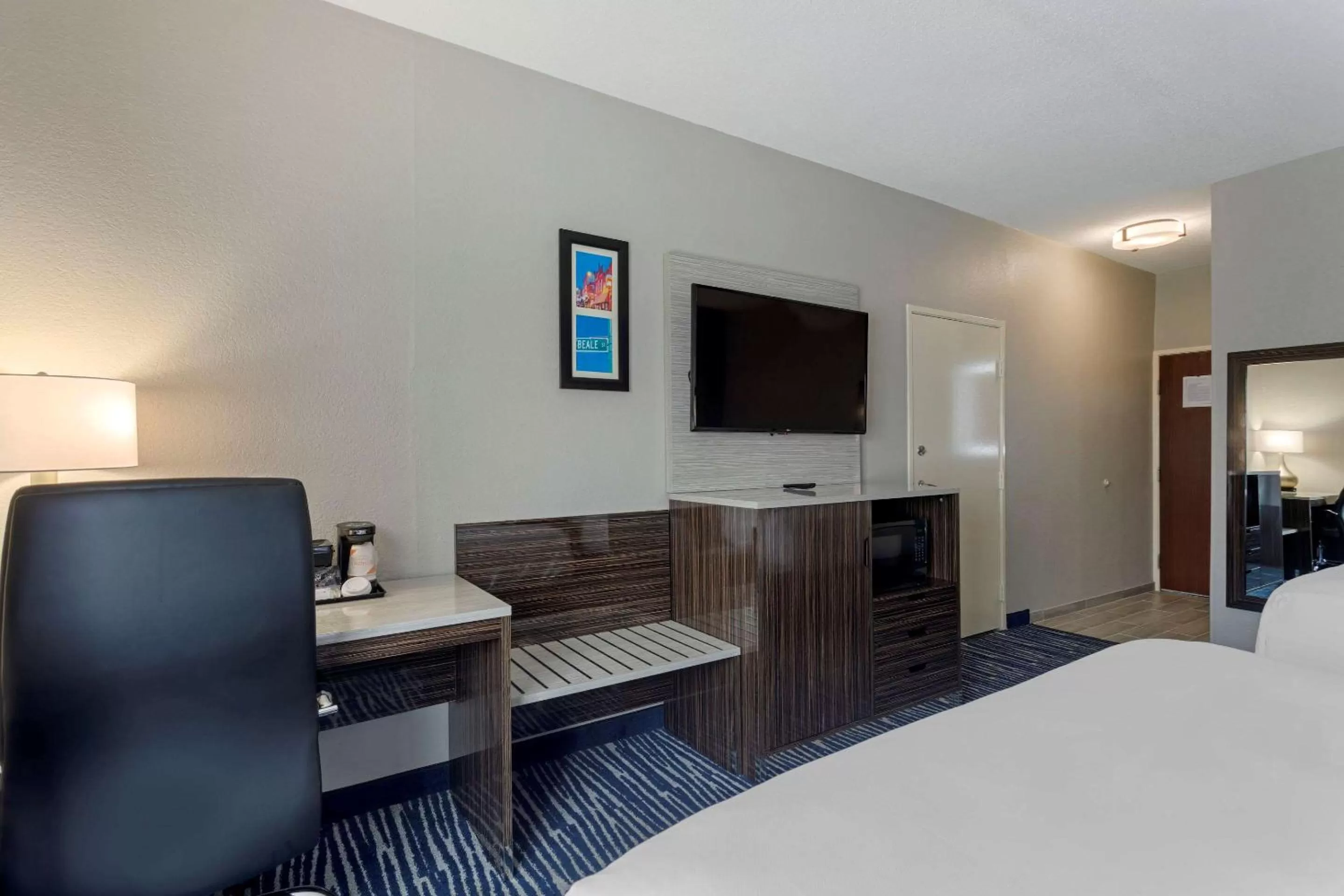 Photo of the whole room, Bed in Comfort Inn & Suites Memphis East
