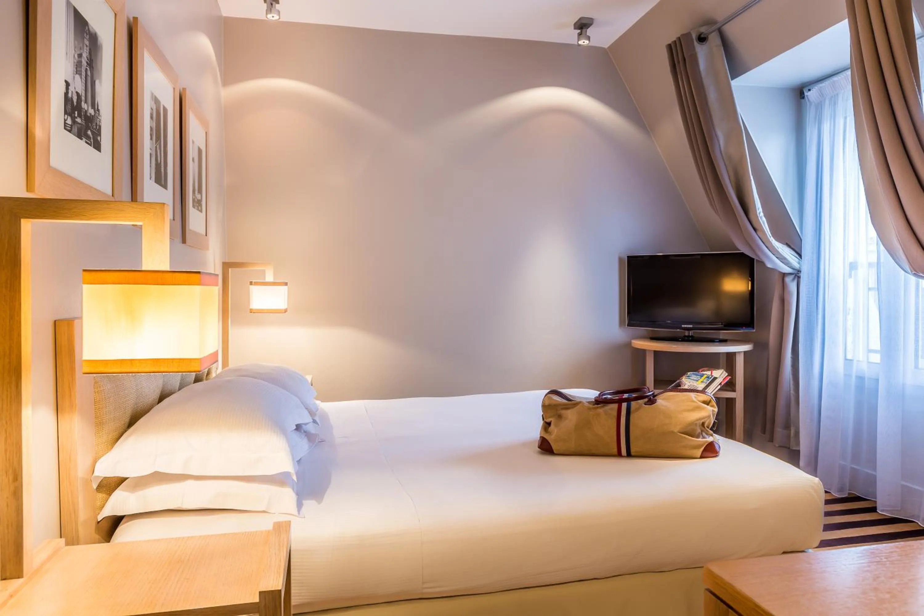 Photo of the whole room, Bed in Hotel Duret Paris Champs Elysées