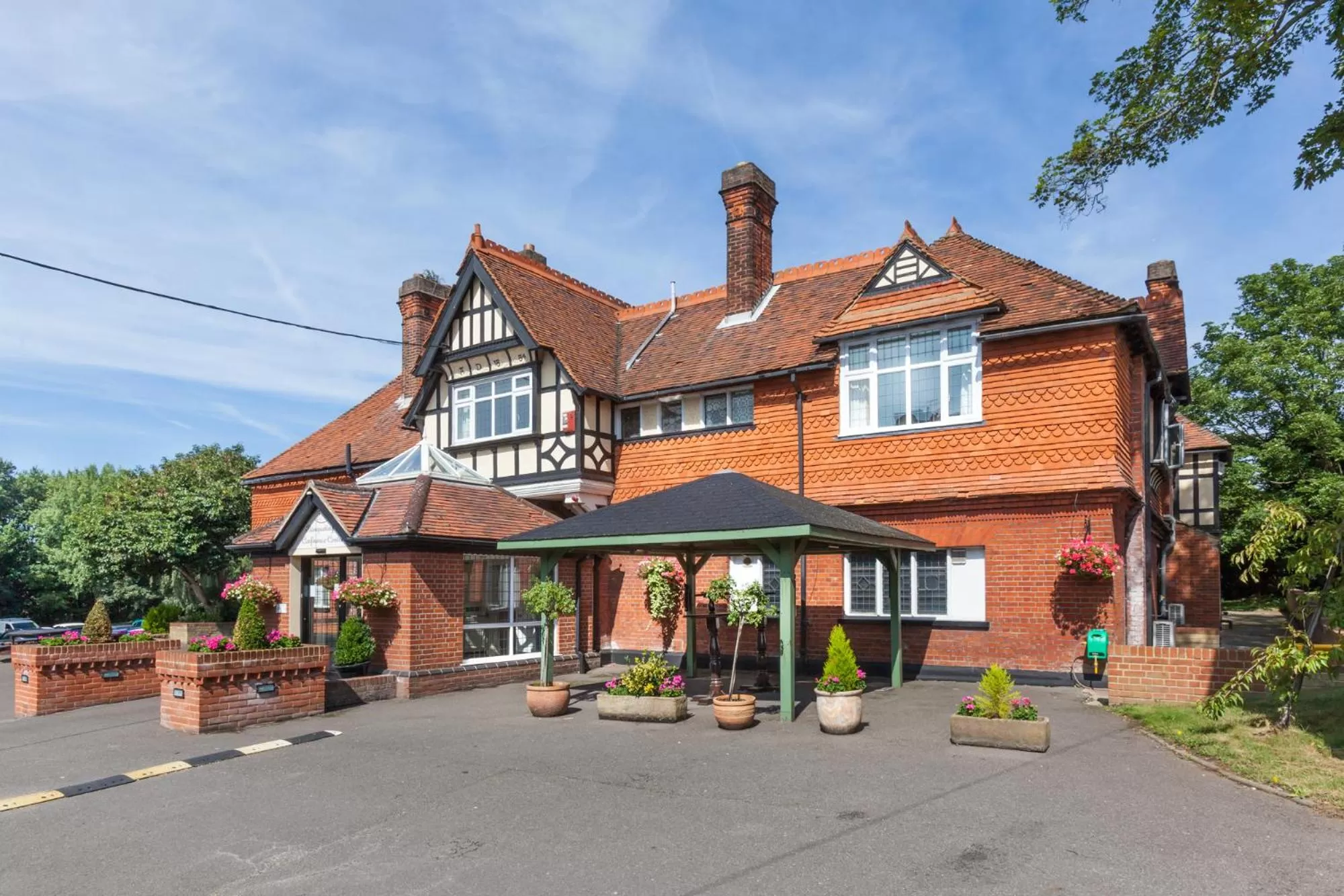 Restaurant/places to eat in De Rougemont Manor