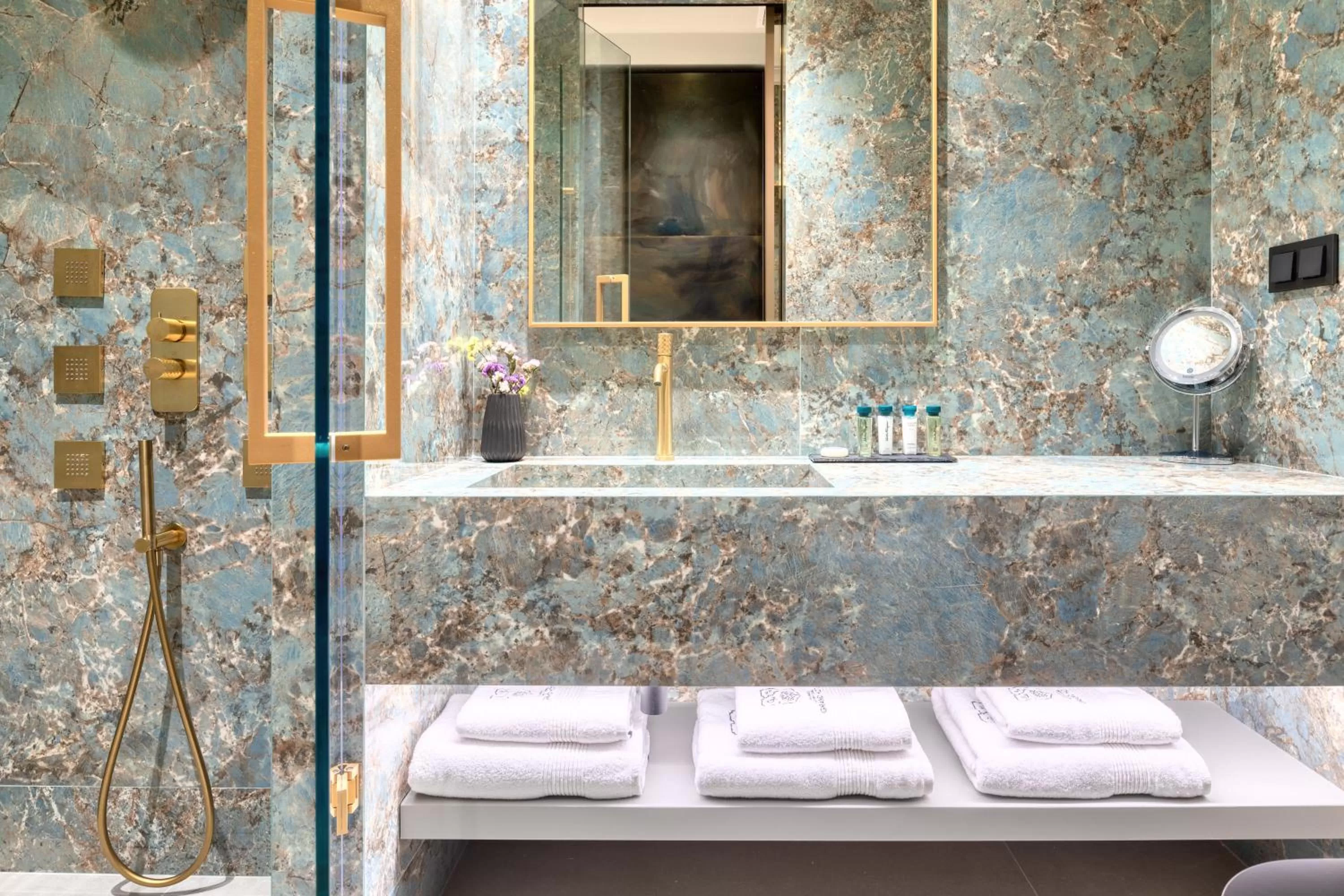 Toilet in Grand Hotel Kalamata