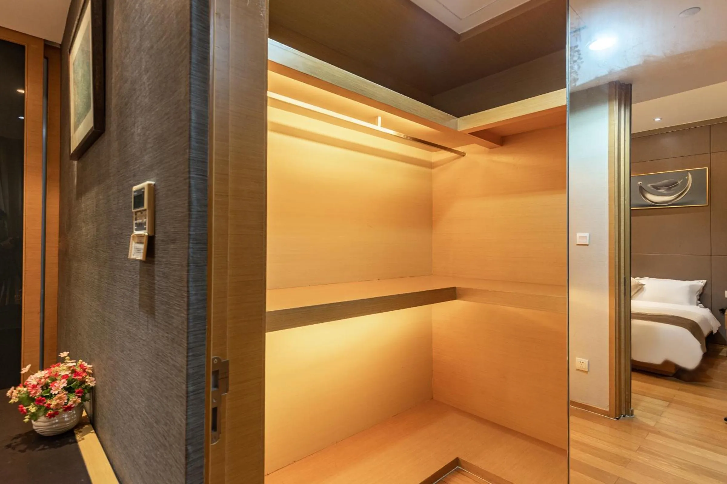 Bed in Guangzhou Xing Yi International Apartment - Poly World Branch