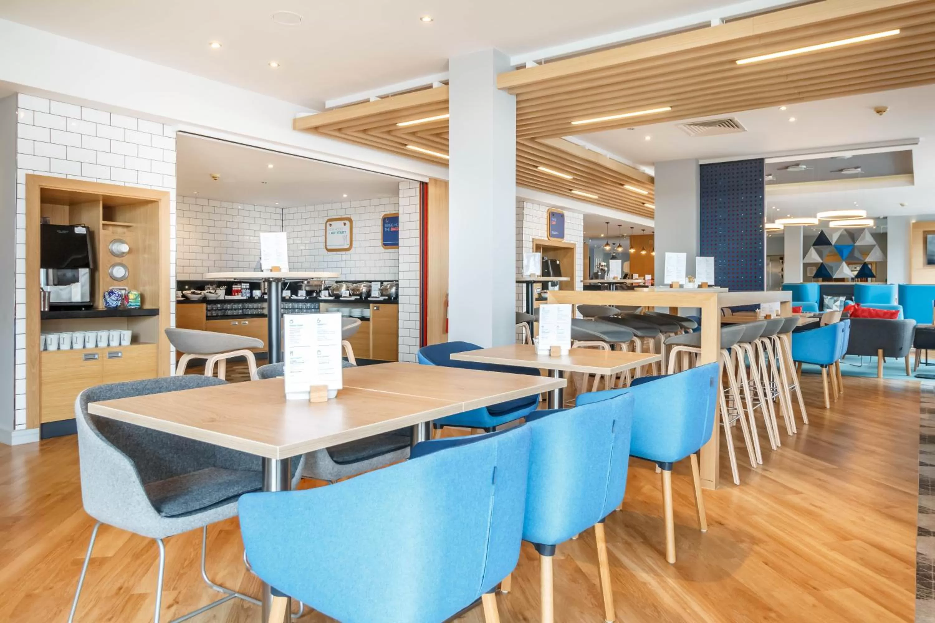 Restaurant/places to eat in Holiday Inn Express Walsall M6, J10 by IHG