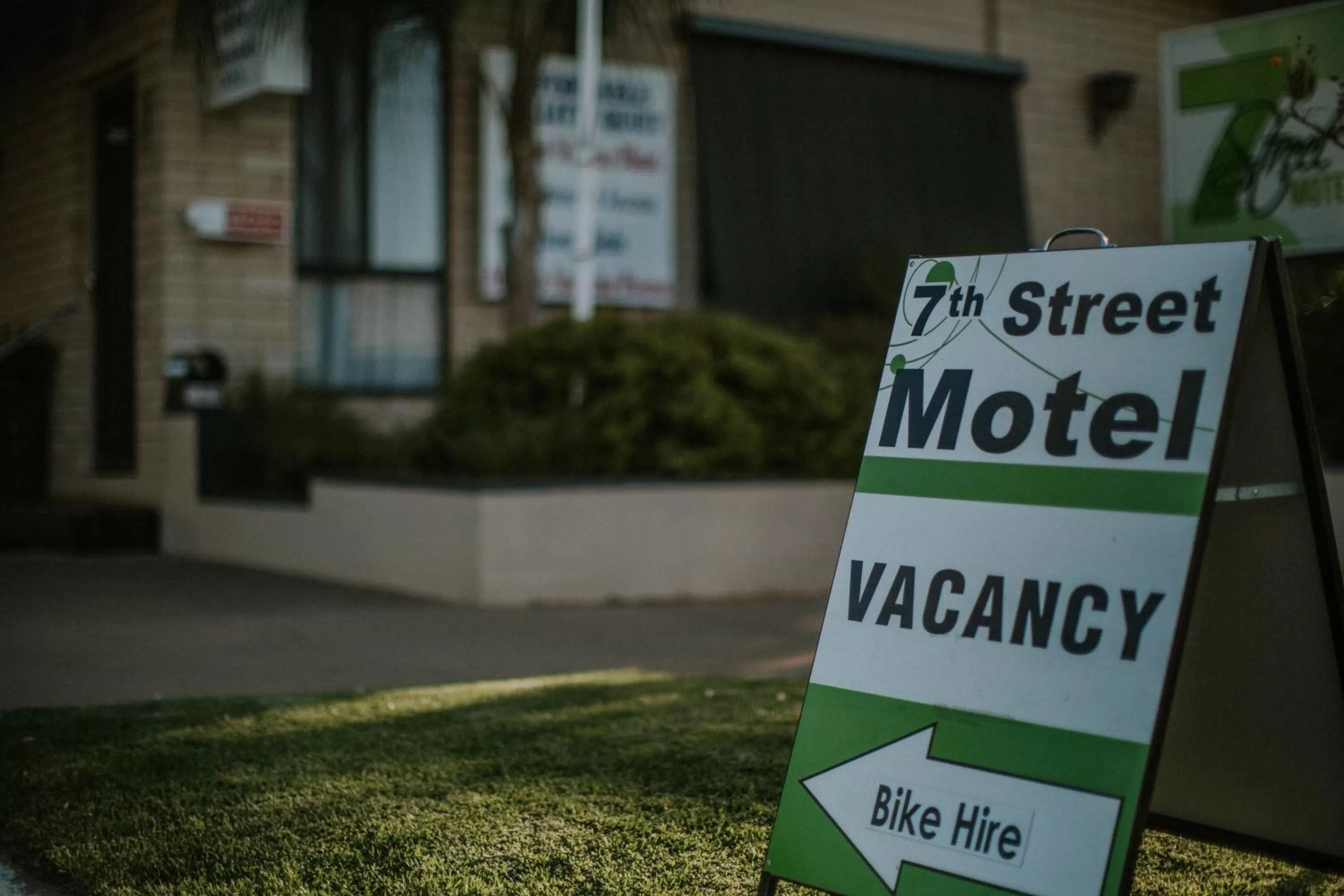 Property logo or sign in 7th Street Motel