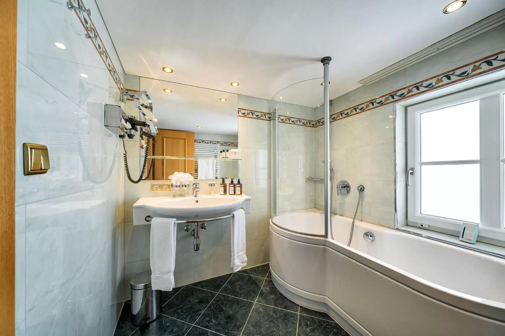 Bathroom in Hotel Tannbergerhof im Zentrum von Lech