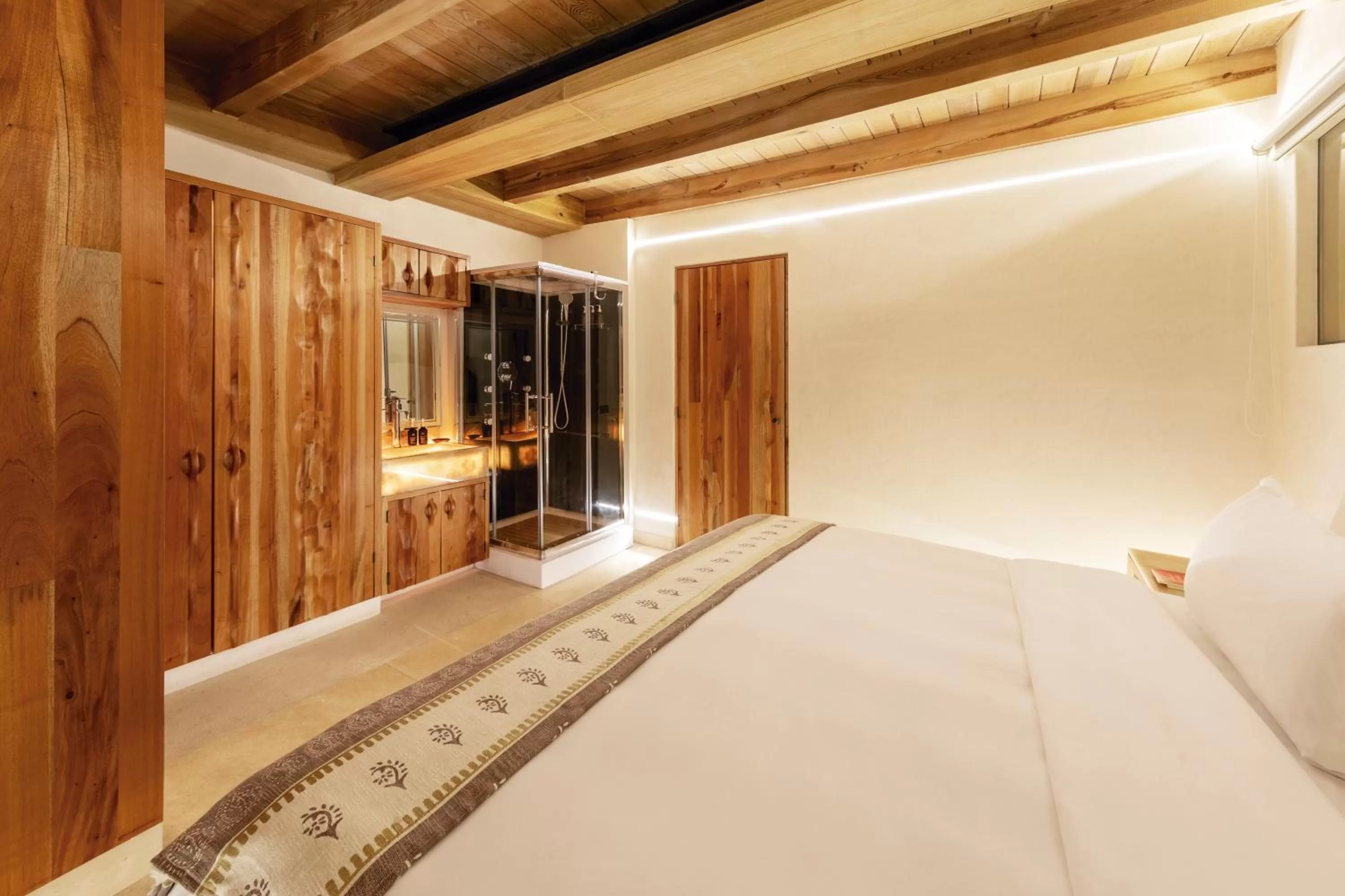 Photo of the whole room, Bed in El Santuario Resort & Spa