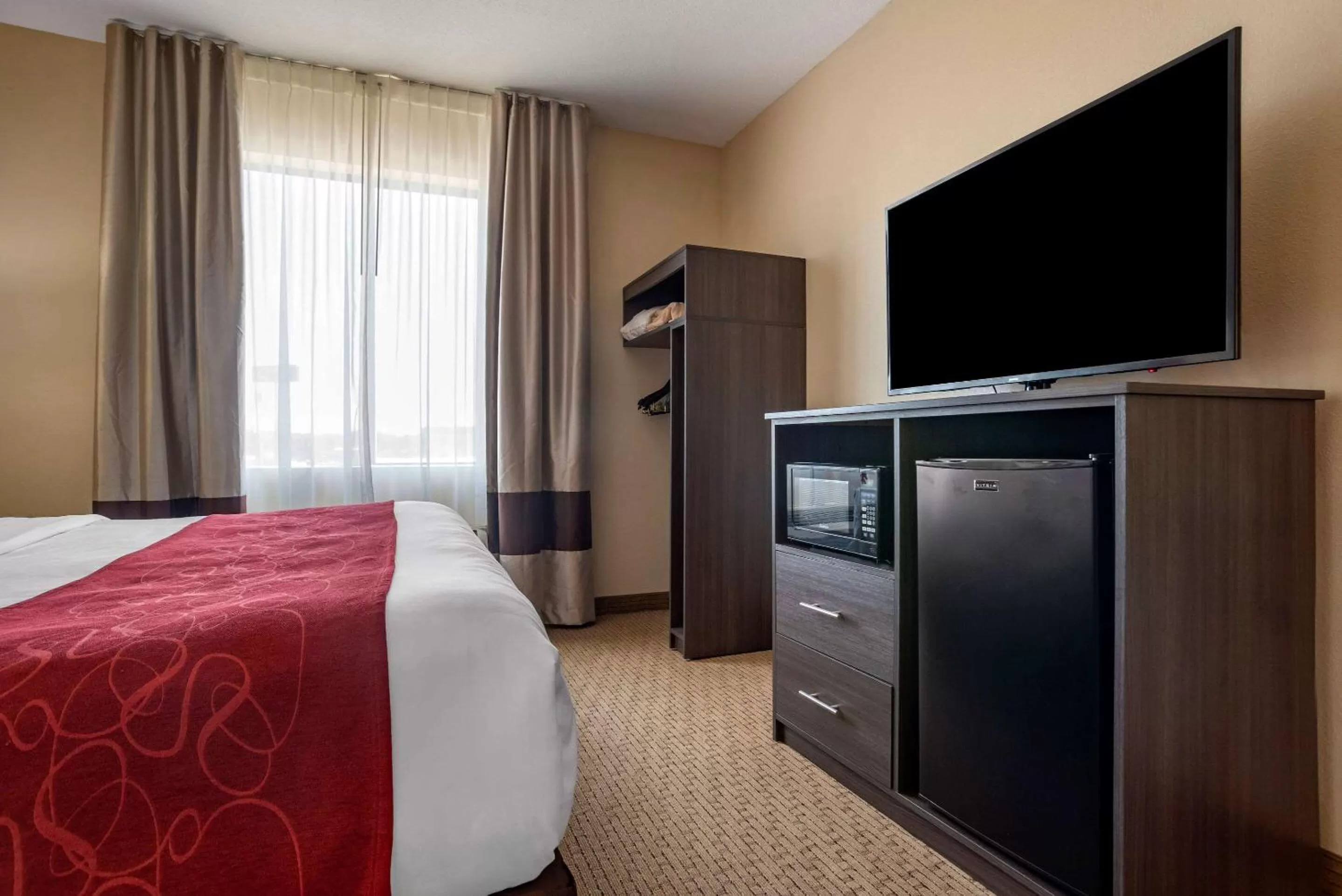 Bedroom, Bed in Comfort Suites Mobile West Tillmans Corner