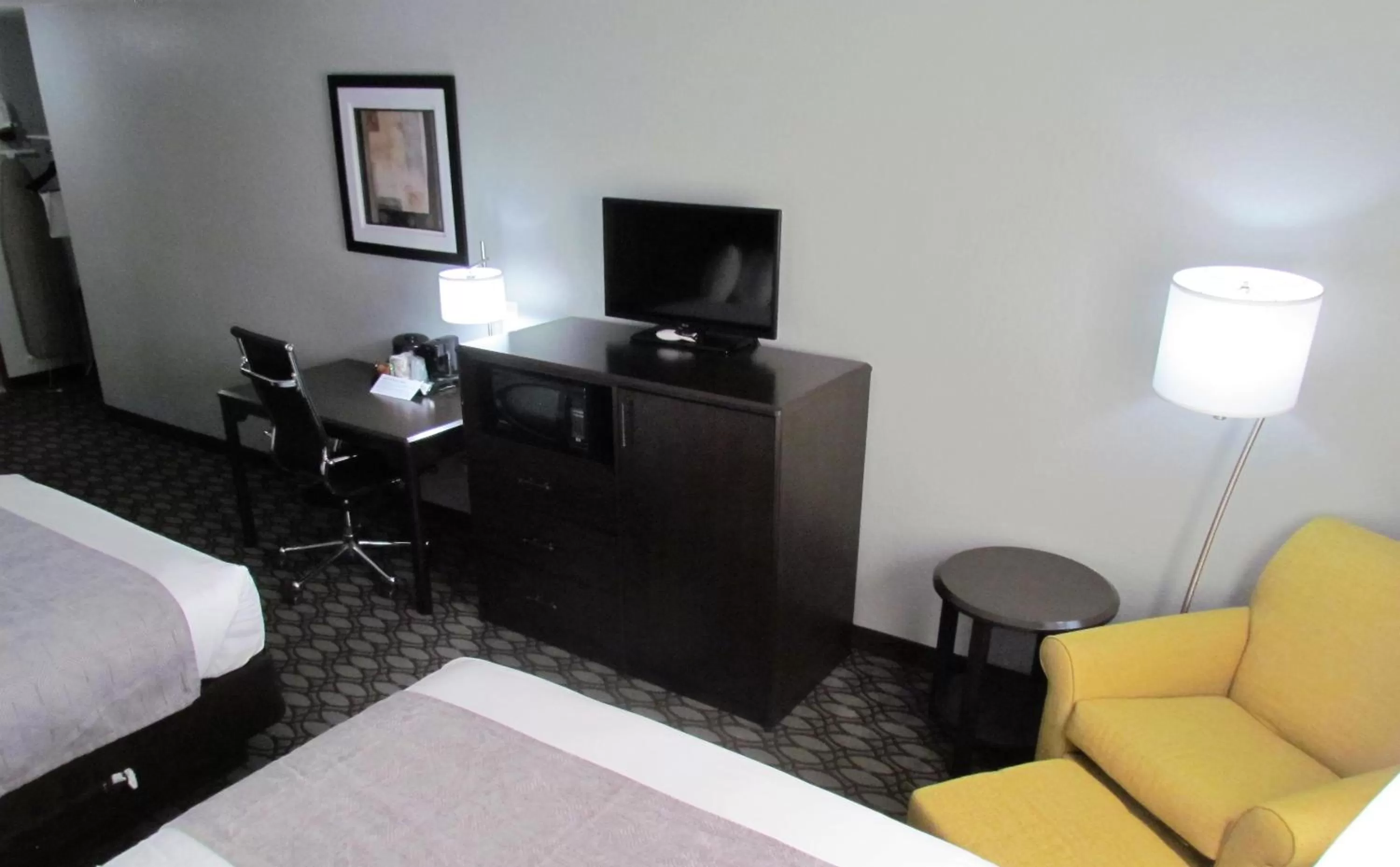 TV and multimedia, Bed in Oak Hill Inn & Suites