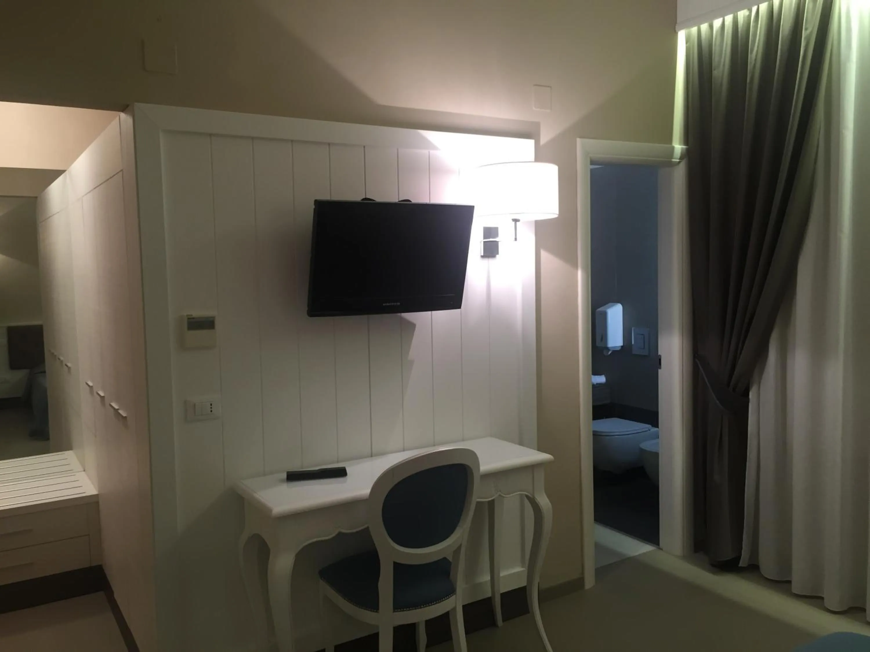 TV and multimedia, Bed in Grand Hotel Montesilvano