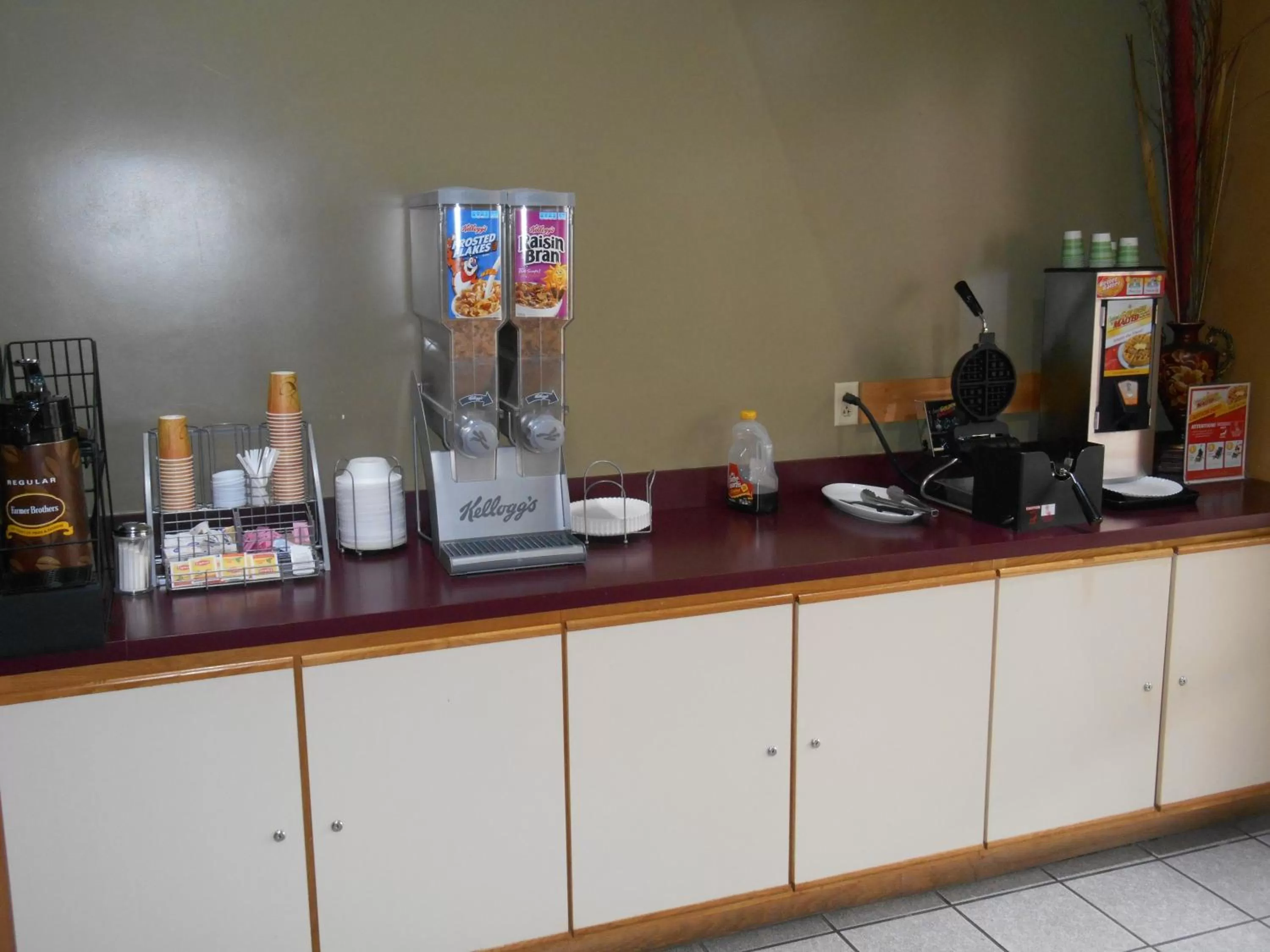 Restaurant/places to eat in AmeriStay Inn St Joseph