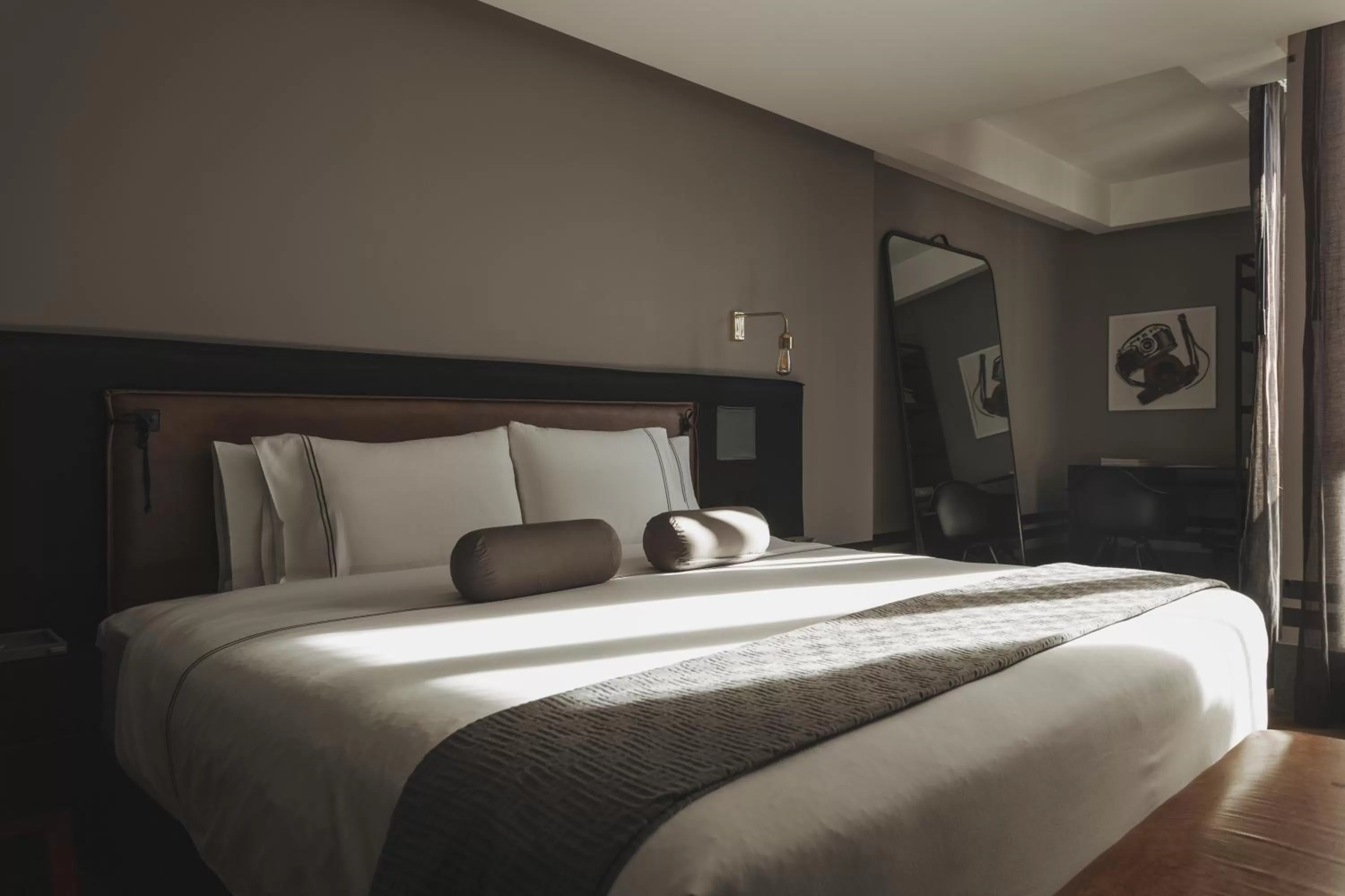 Photo of the whole room, Bed in The Wild Oscar