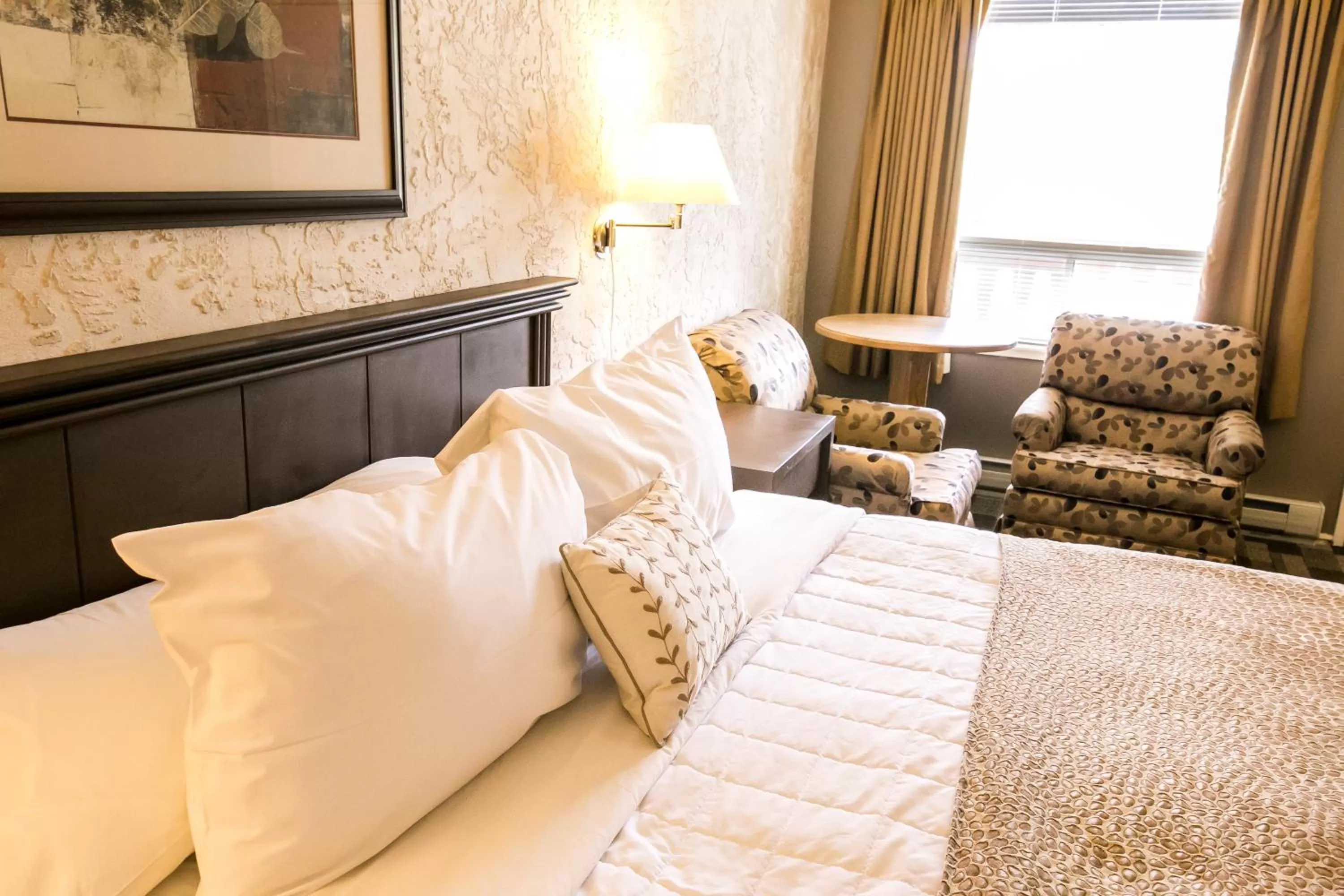 Photo of the whole room, Bed in Crystal Springs Lodge