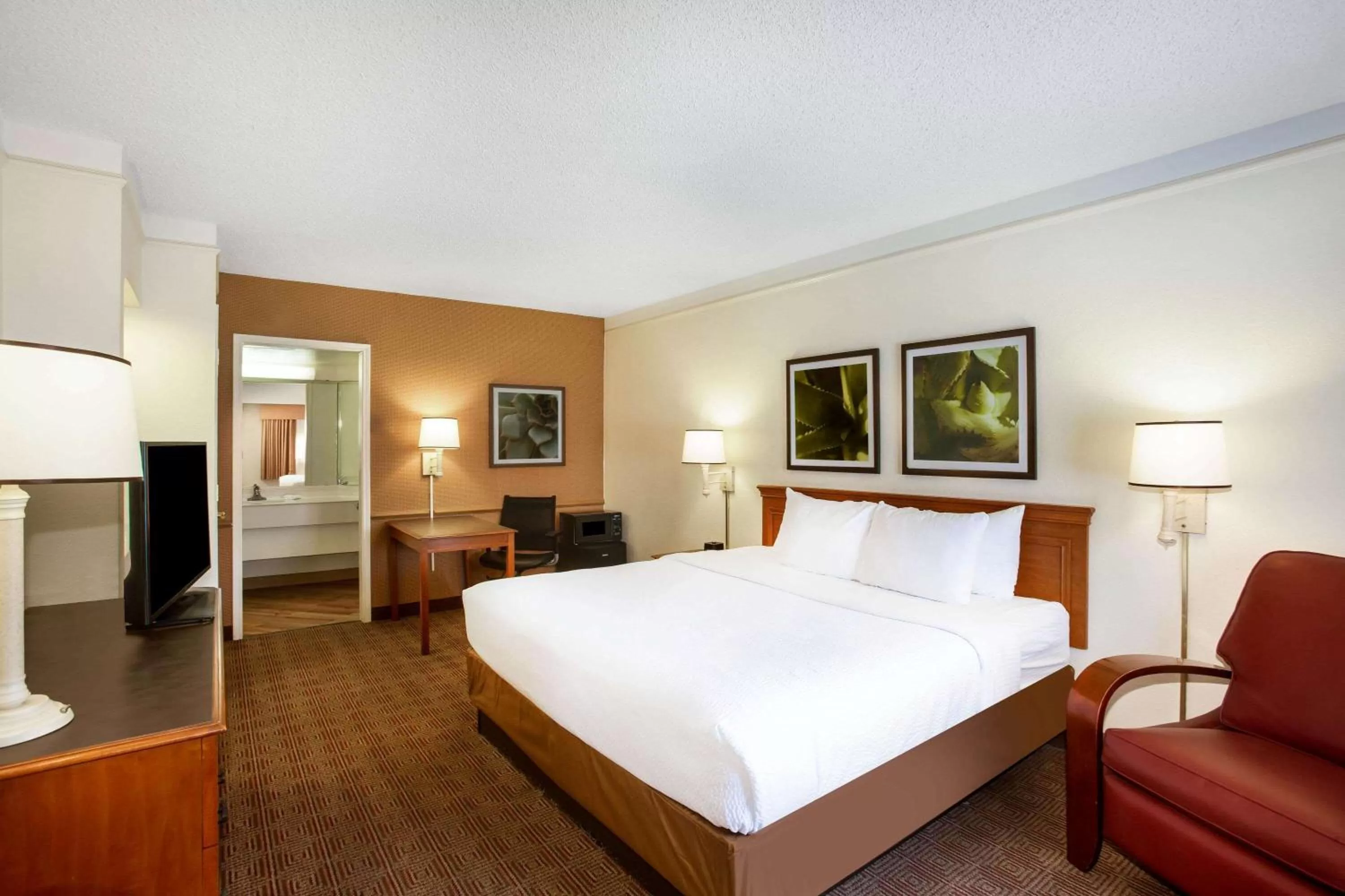 Photo of the whole room, Bed in La Quinta Inn by Wyndham Austin Capitol / Downtown