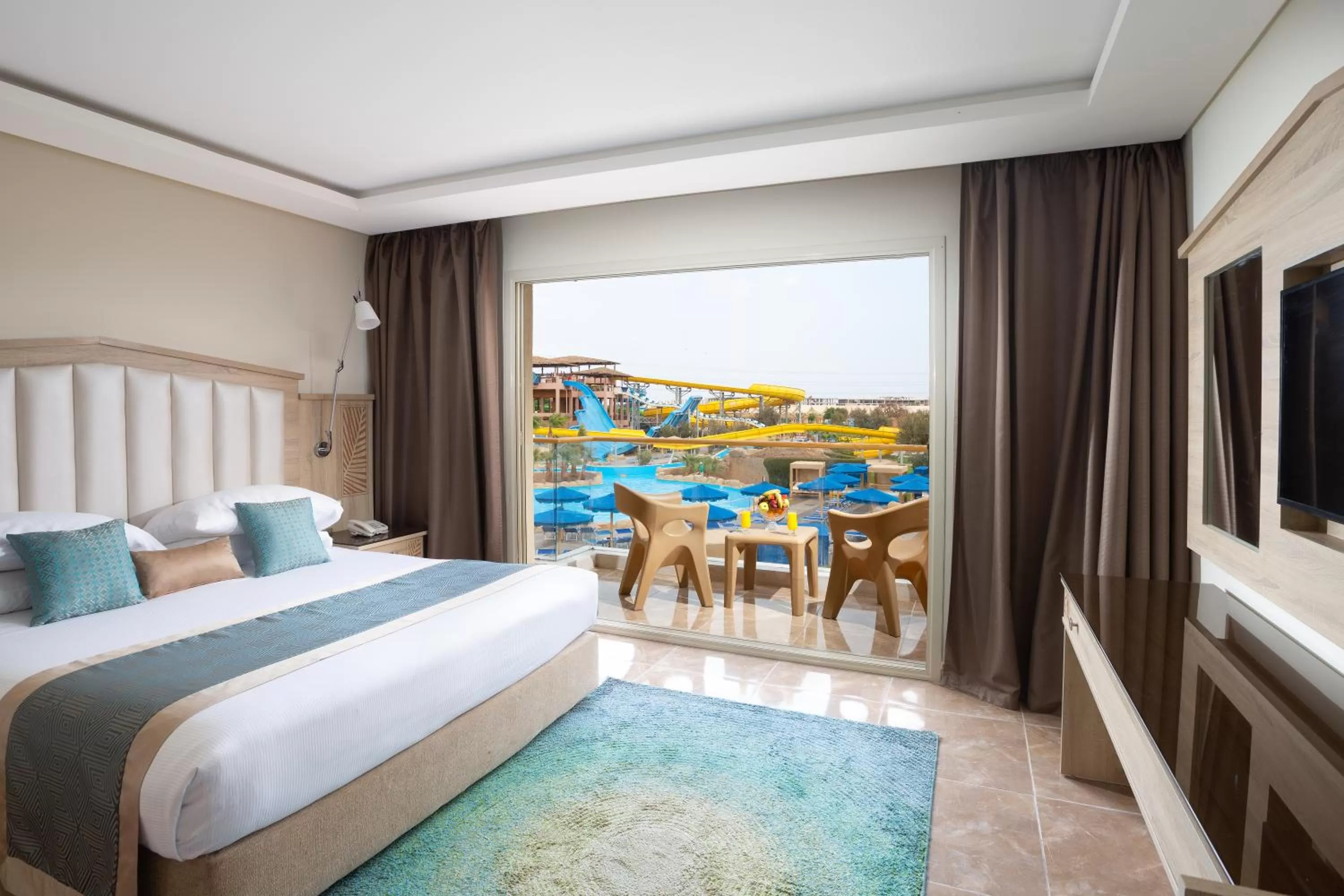 Balcony/Terrace, Bed in Pickalbatros Jungle Aqua Park - Neverland Hurghada