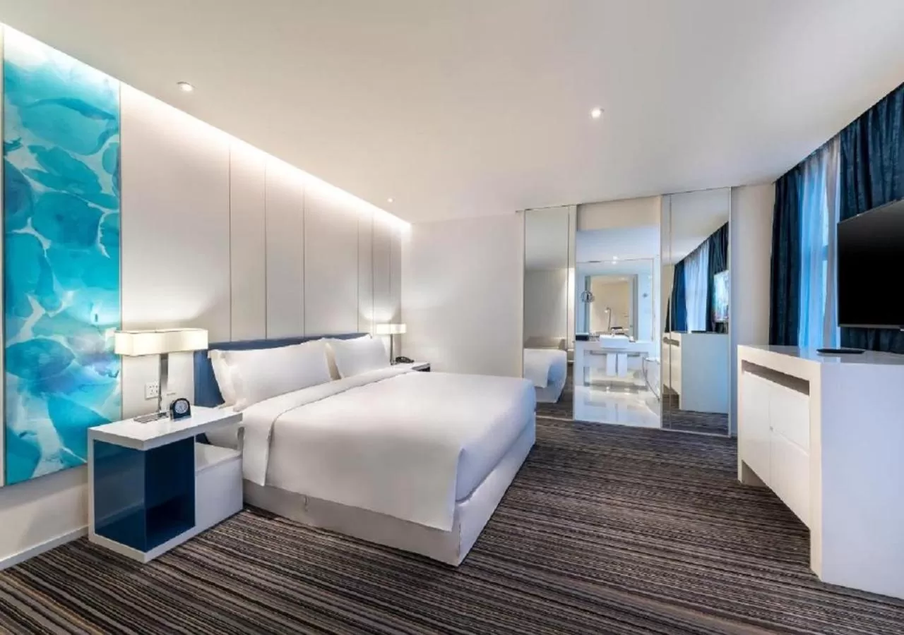 Bedroom, Bed in Grand Mercure Shanghai Century Park