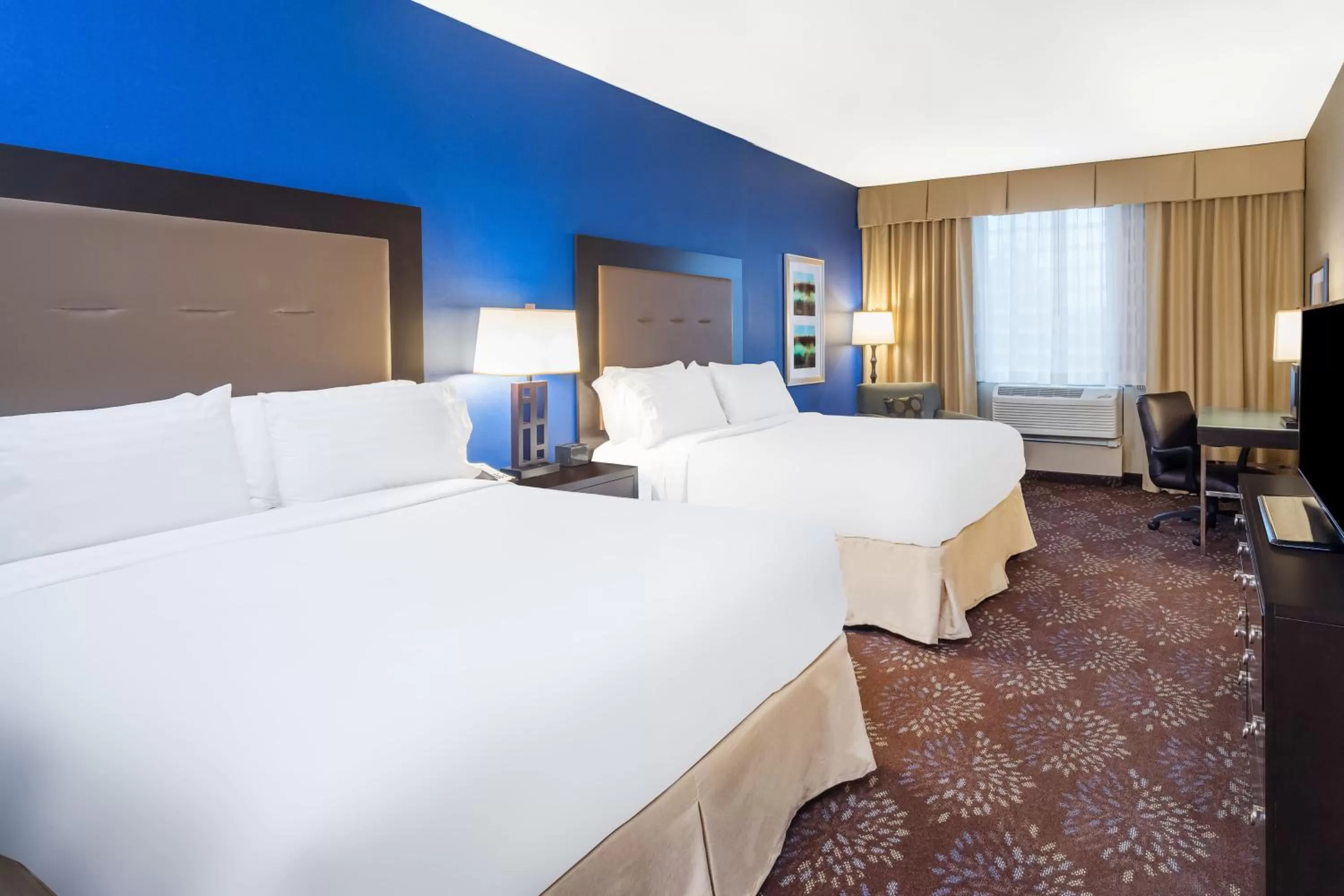 Photo of the whole room, Bed in Holiday Inn - Terre Haute by IHG