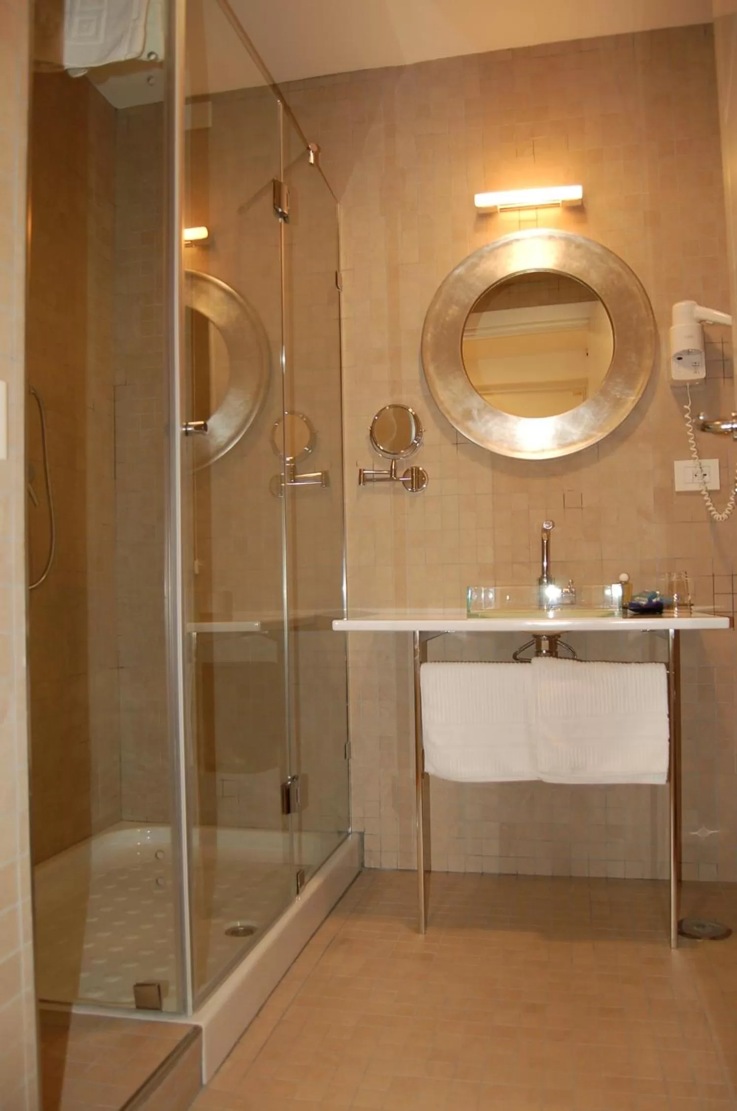 Shower in Hotel Del Conte