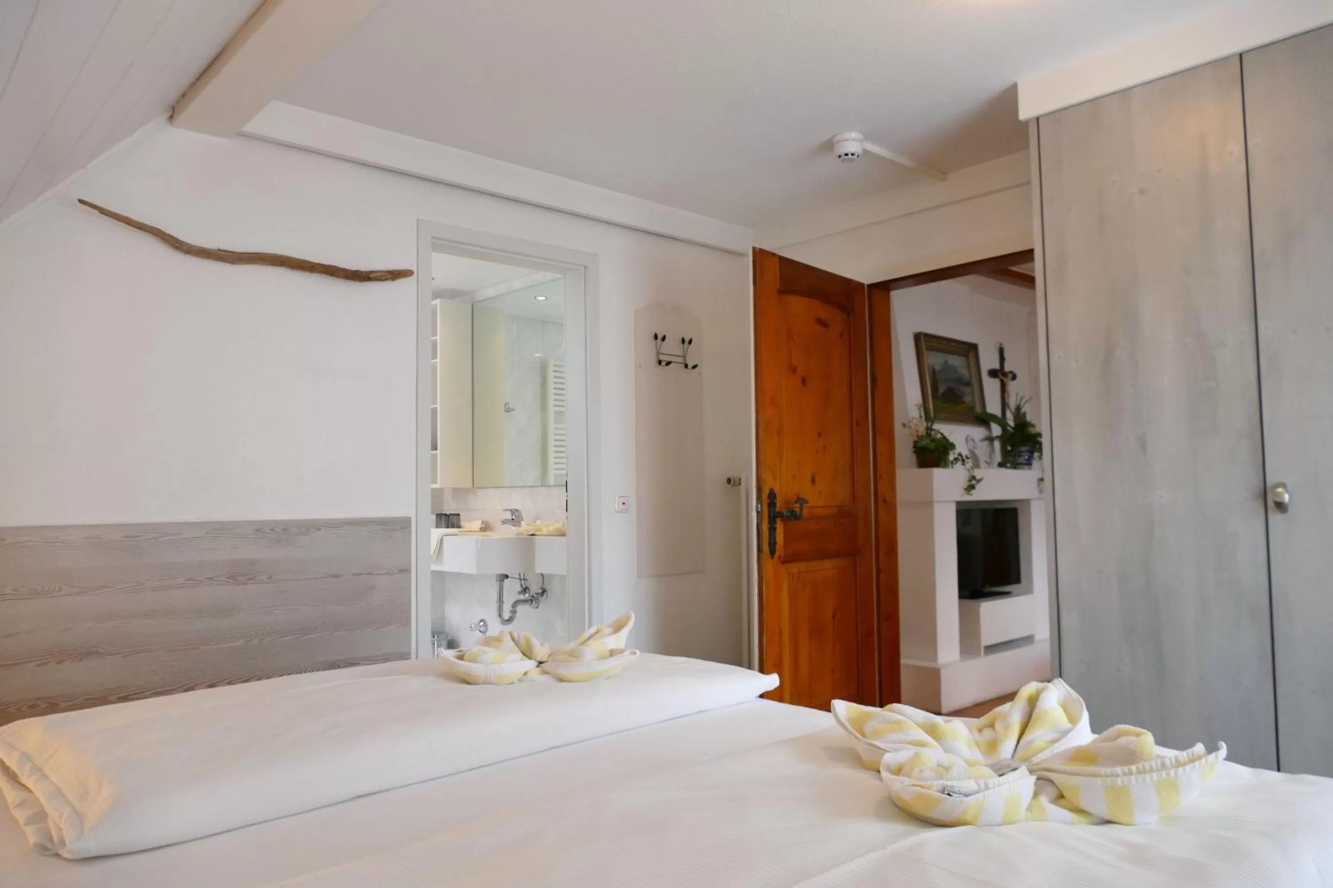 Photo of the whole room, Bed in Altstadthotel "Zum Hechten"