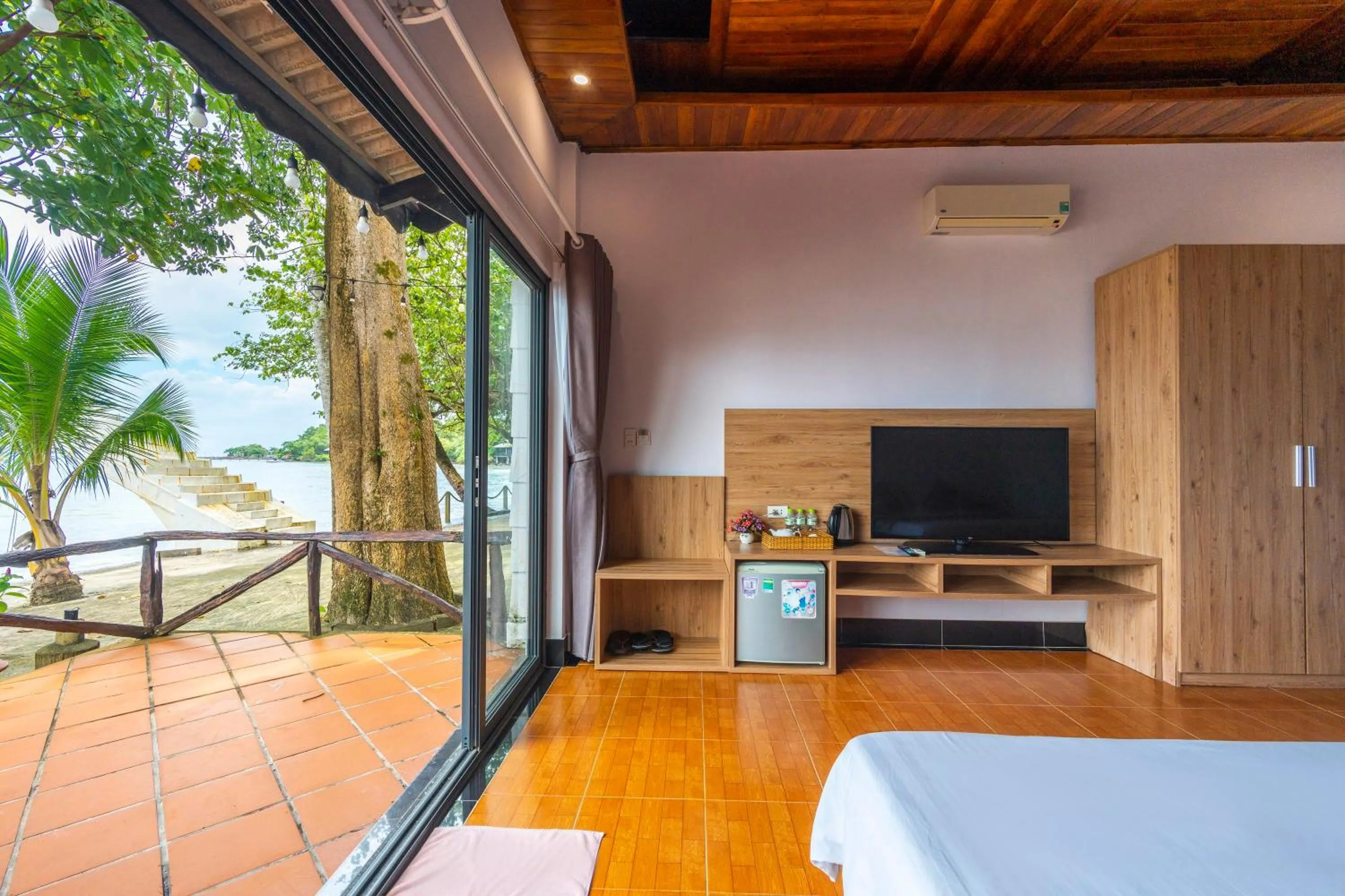 View (from property/room), Bed in Mai Phuong Resort Phu Quoc