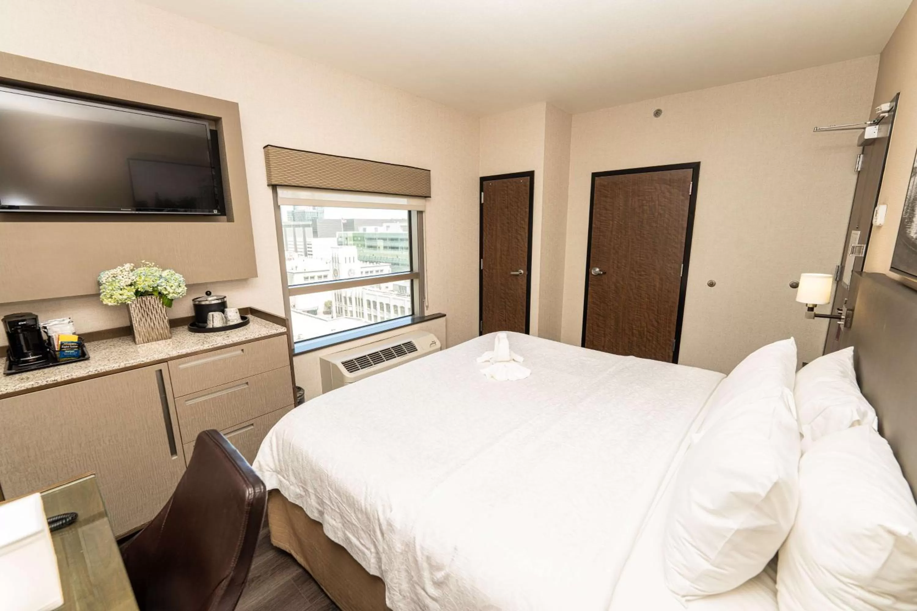 Bedroom, Bed in Hampton Inn San Francisco Downtown/Convention Center