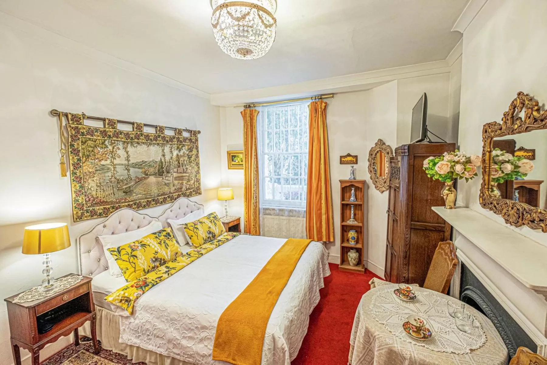 Photo of the whole room, Bed in Dawson Place, Juliette's Bed and Breakfast