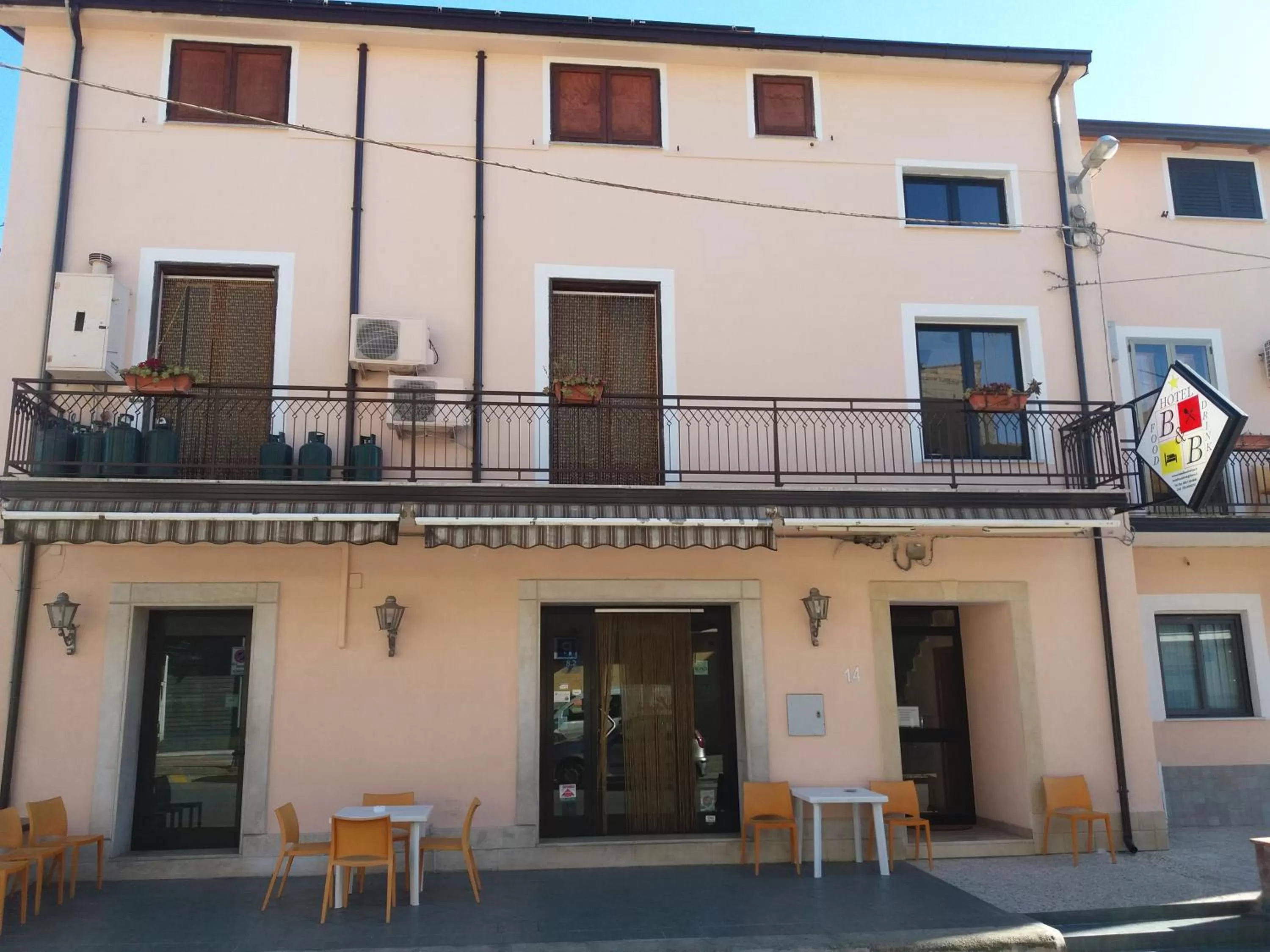 Facade/entrance in Hotel Food & Drink