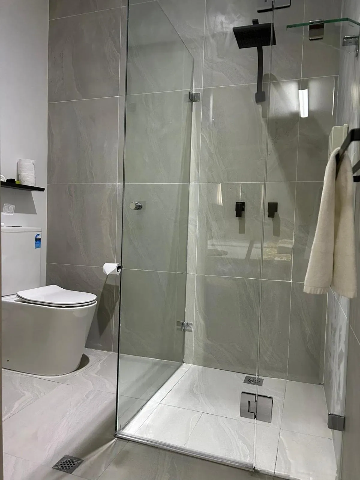 Shower in Country Lodge Motor Inn