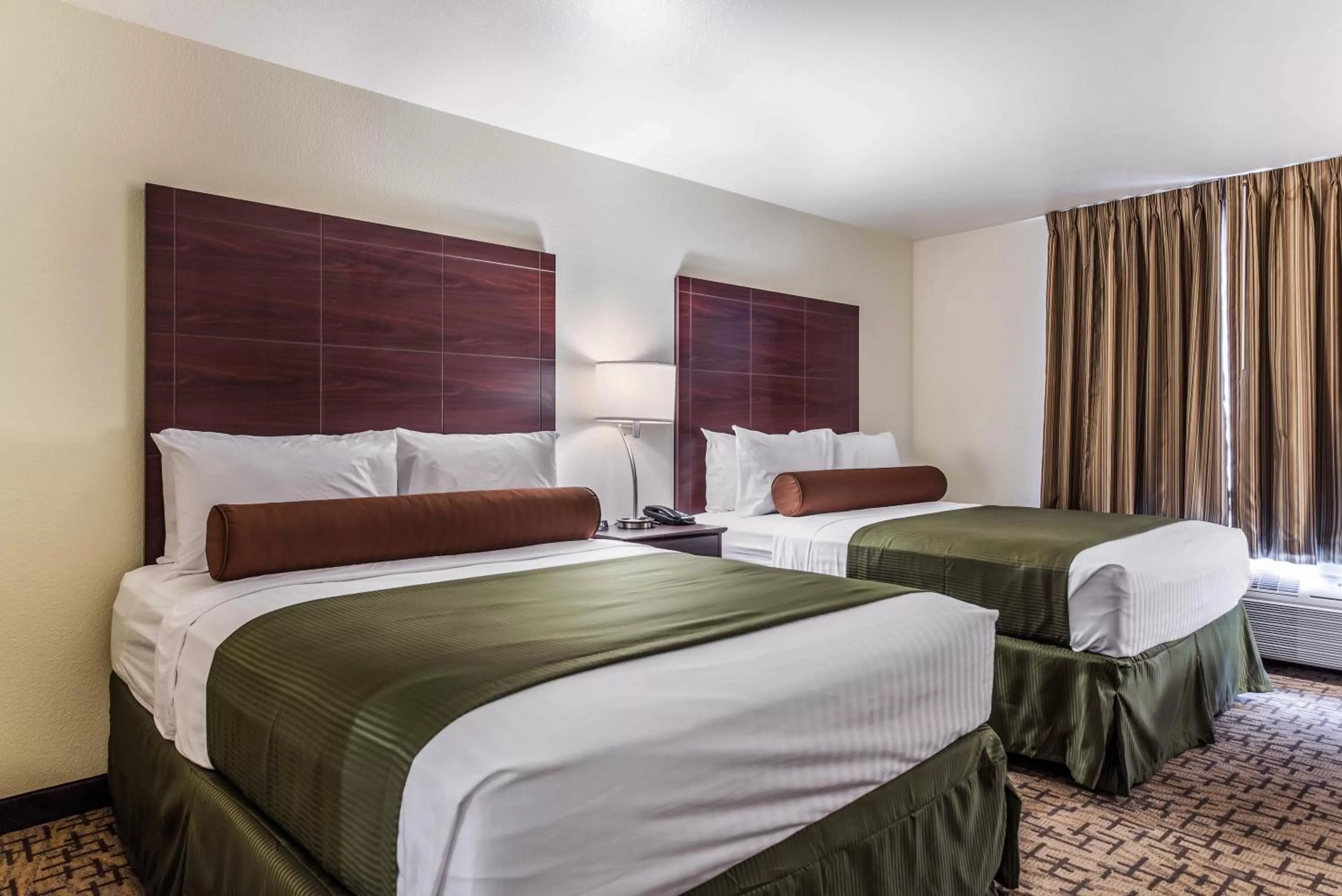 Bed in Cobblestone Hotel & Suites - Hutchinson