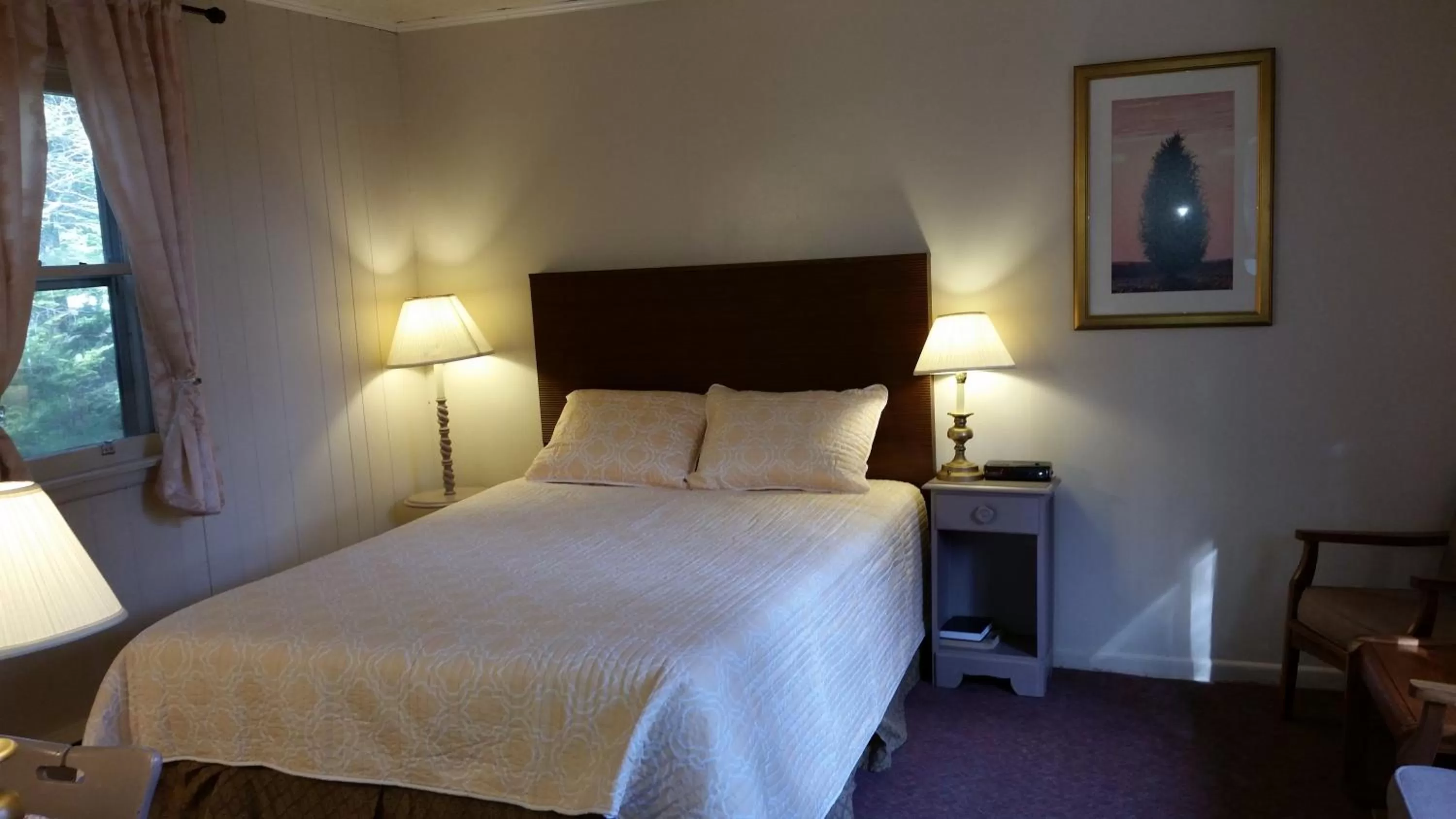 Photo of the whole room, Bed in Pinecone Motel