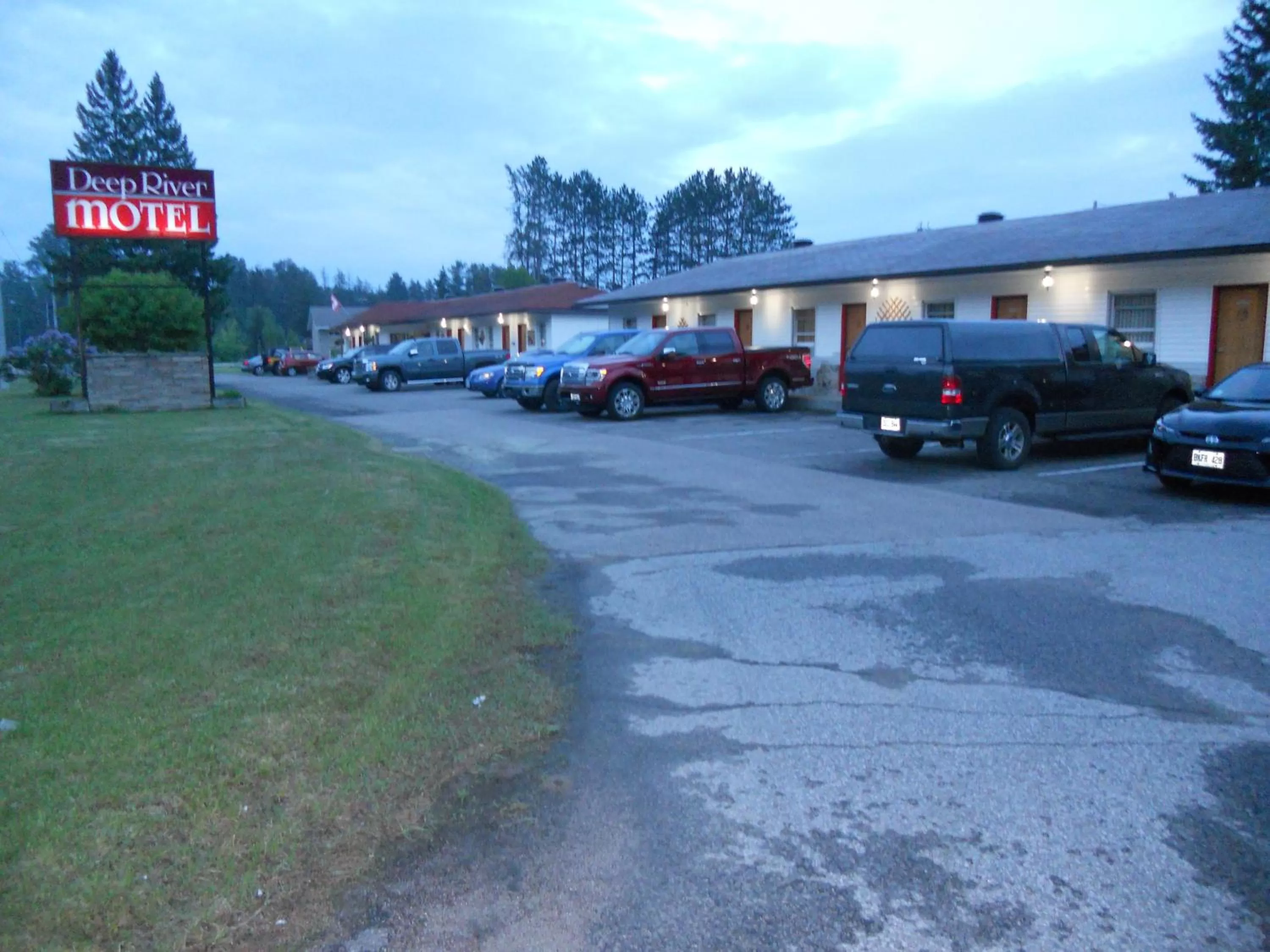 Deep River Motel