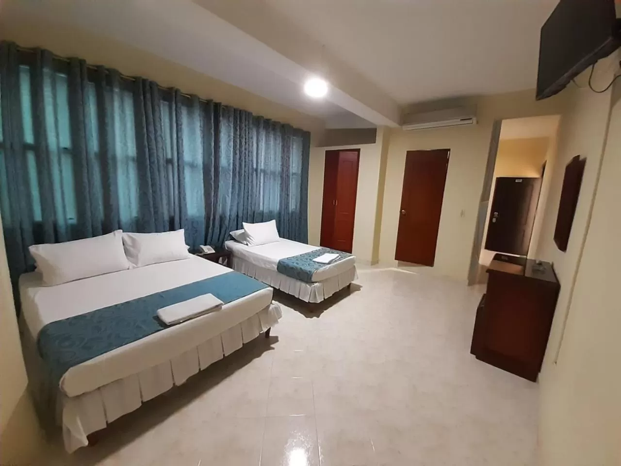 Communal lounge/ TV room, Bed in Hotel El Andino