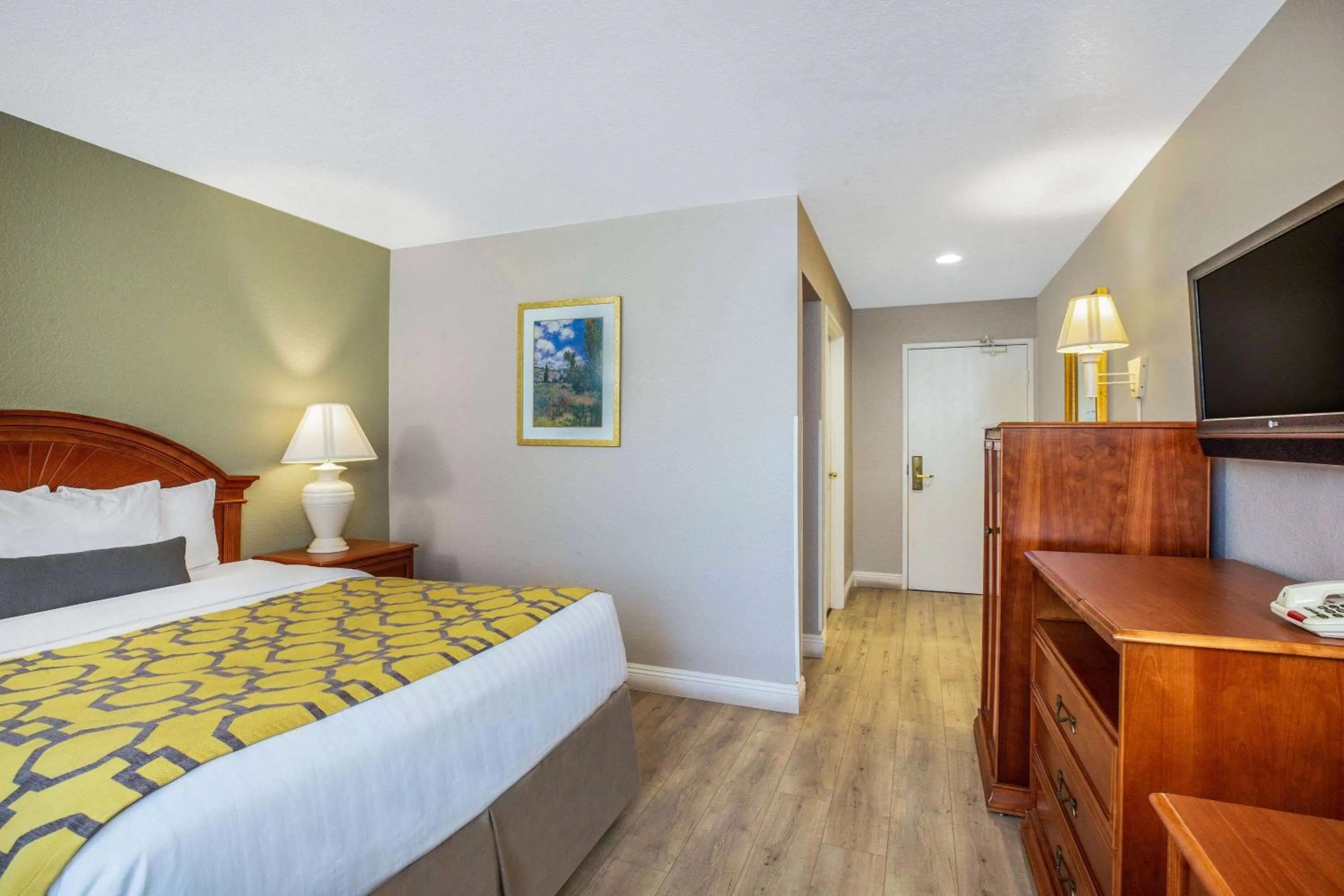 Bedroom, Bed in Baymont by Wyndham Tehachapi