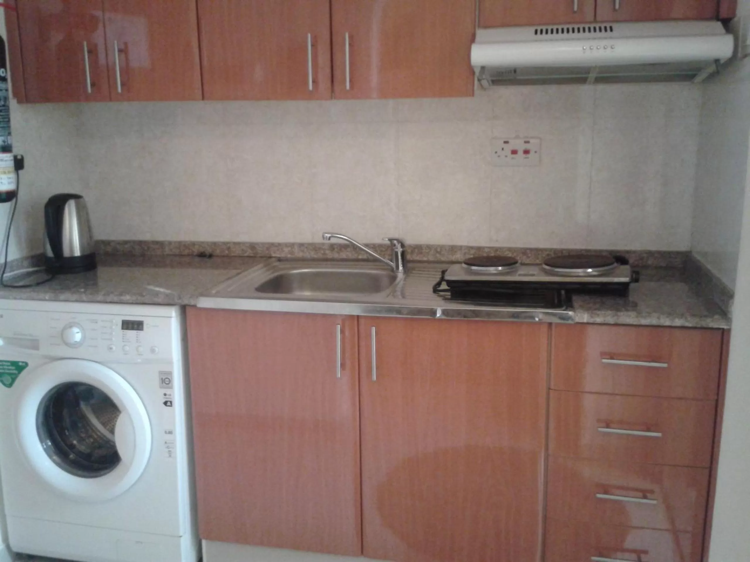 Kitchen or kitchenette in Al Smou Hotel Apartments - MAHA HOSPITALITY GROUP