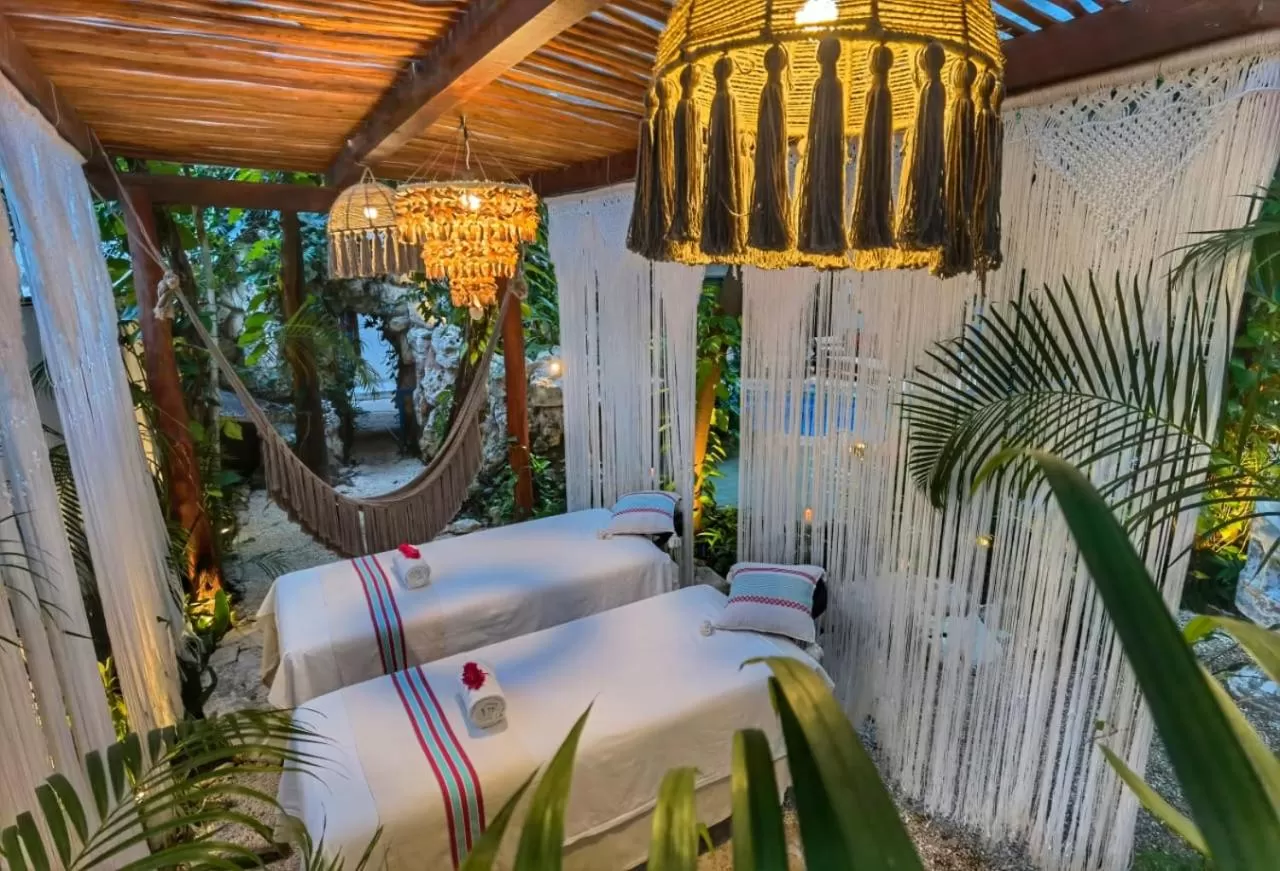 Spa and wellness centre/facilities, Bed in Hotel Hulku