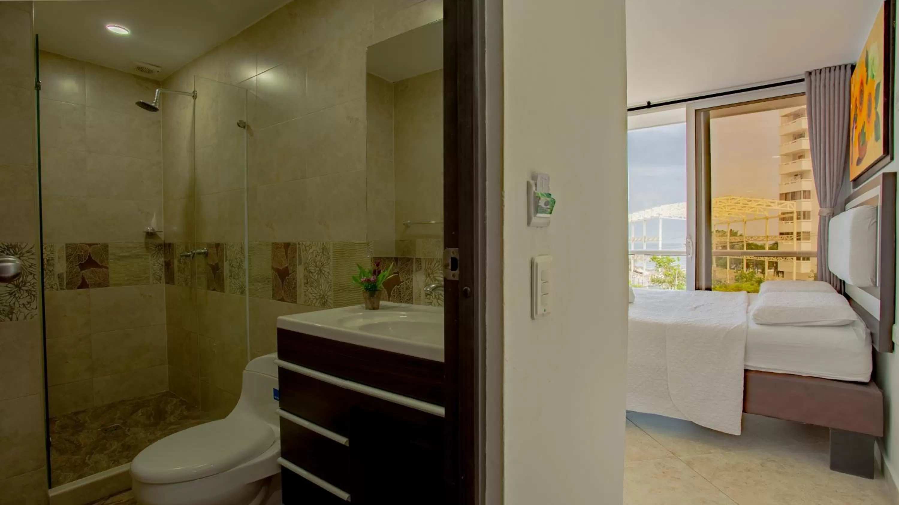 Bathroom, Bed in Hollywood Beach Suite