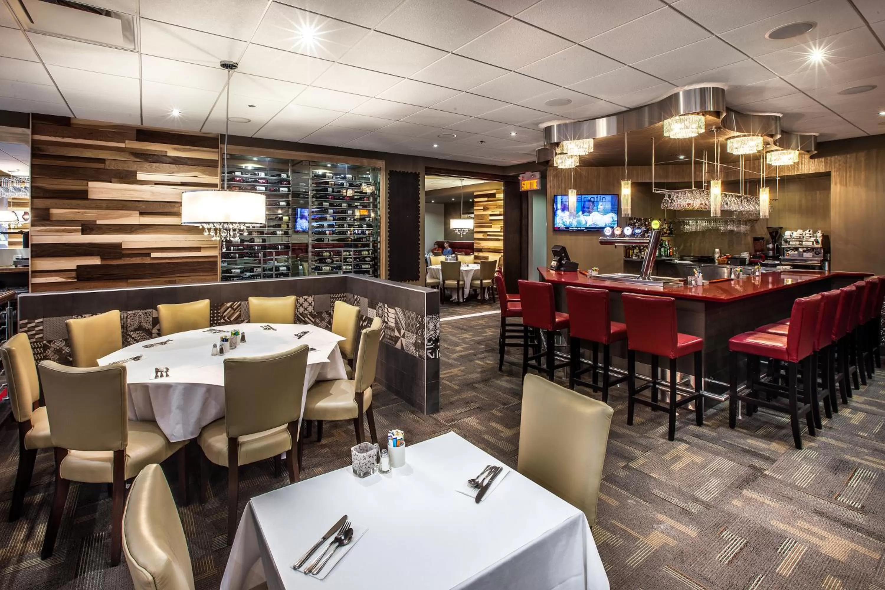 Restaurant/places to eat in Hotel Ambassadeur et Suites